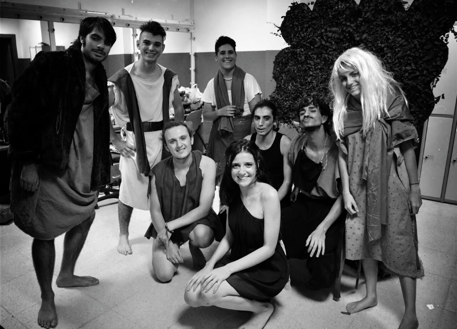 Foto de grupo de actores y actrices de la obra de Plauto.