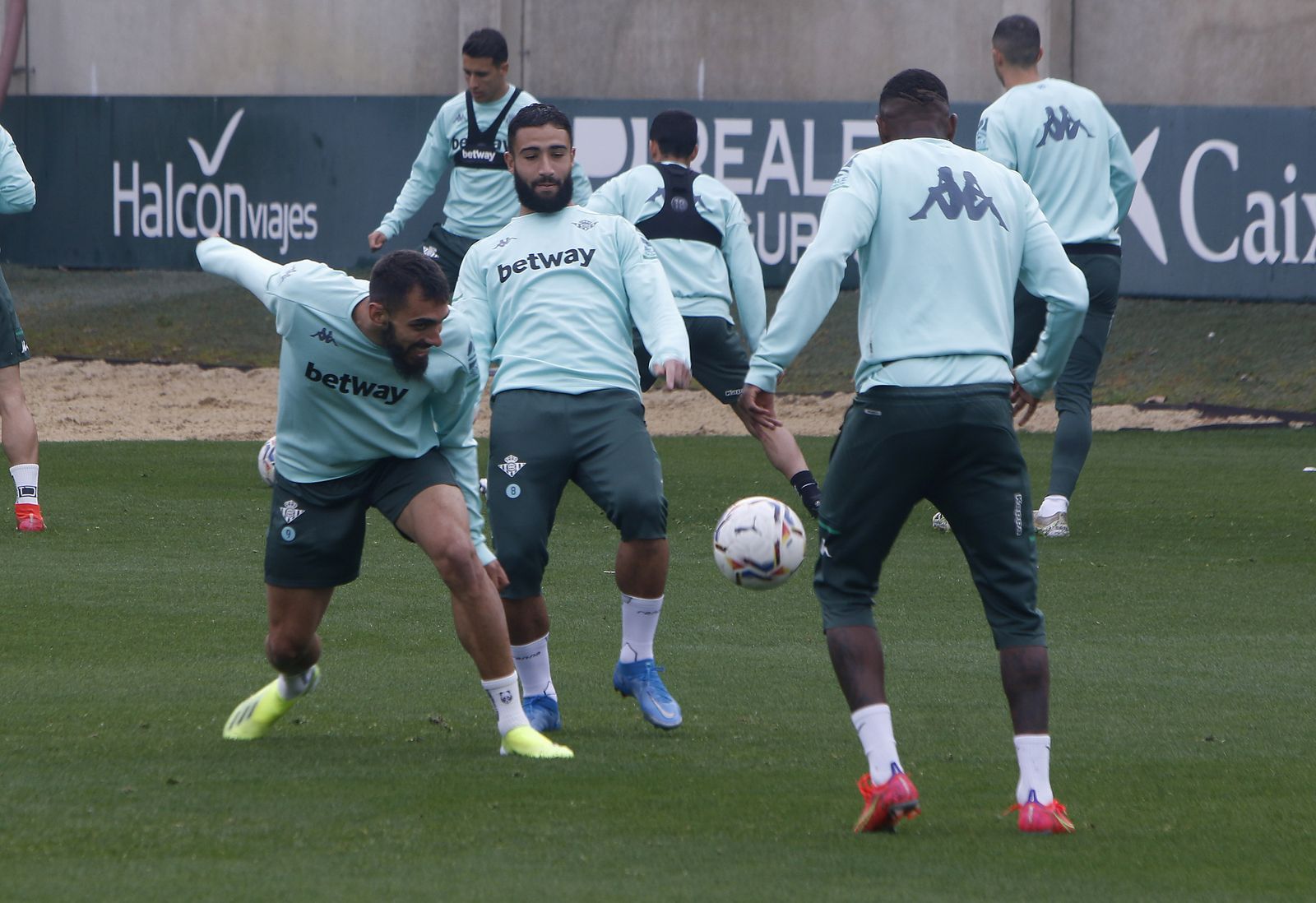 Fekir participa en el rondo con Borja Iglesias y Emerson.