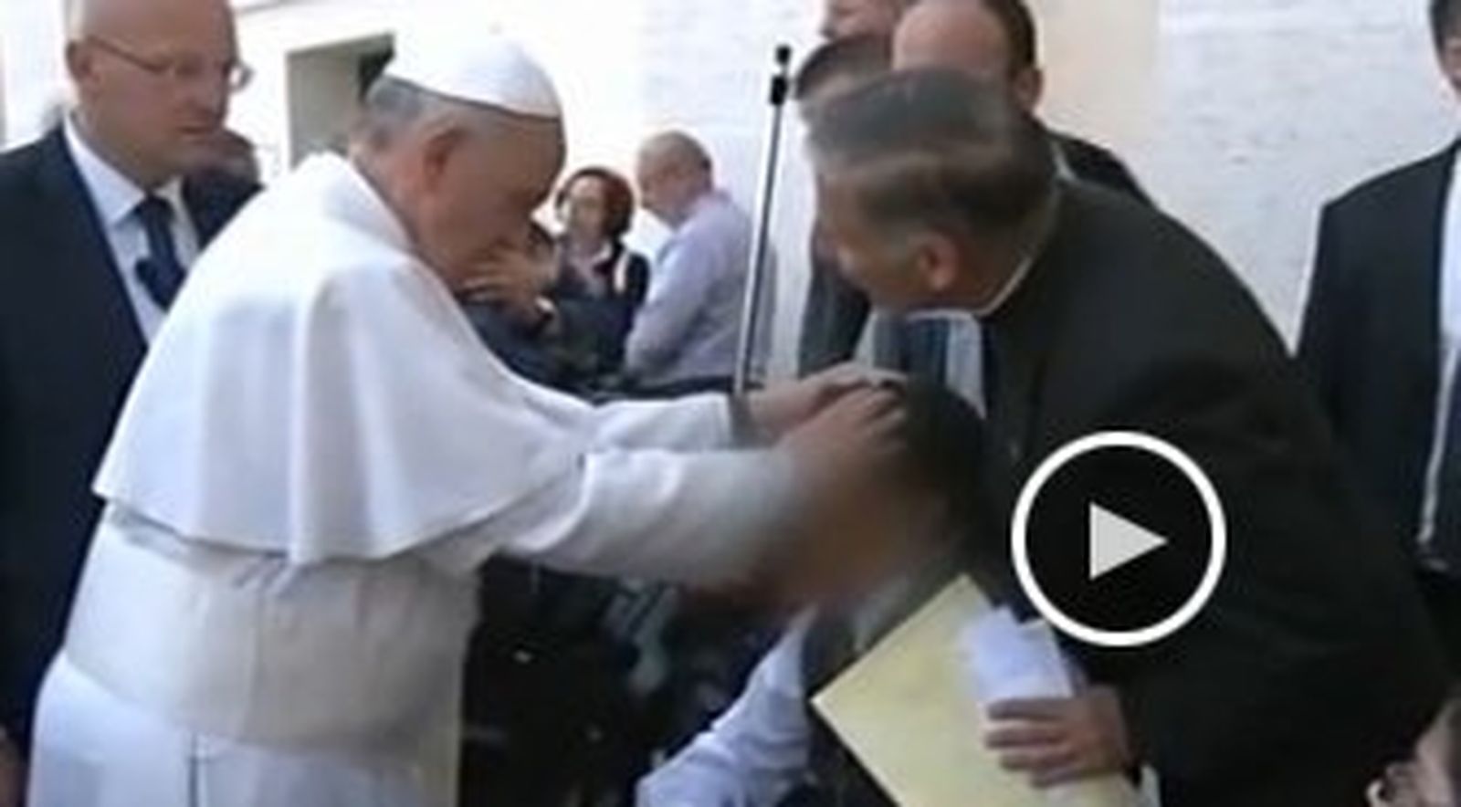 El Vaticano niega que el Papa realizara un exorcismo