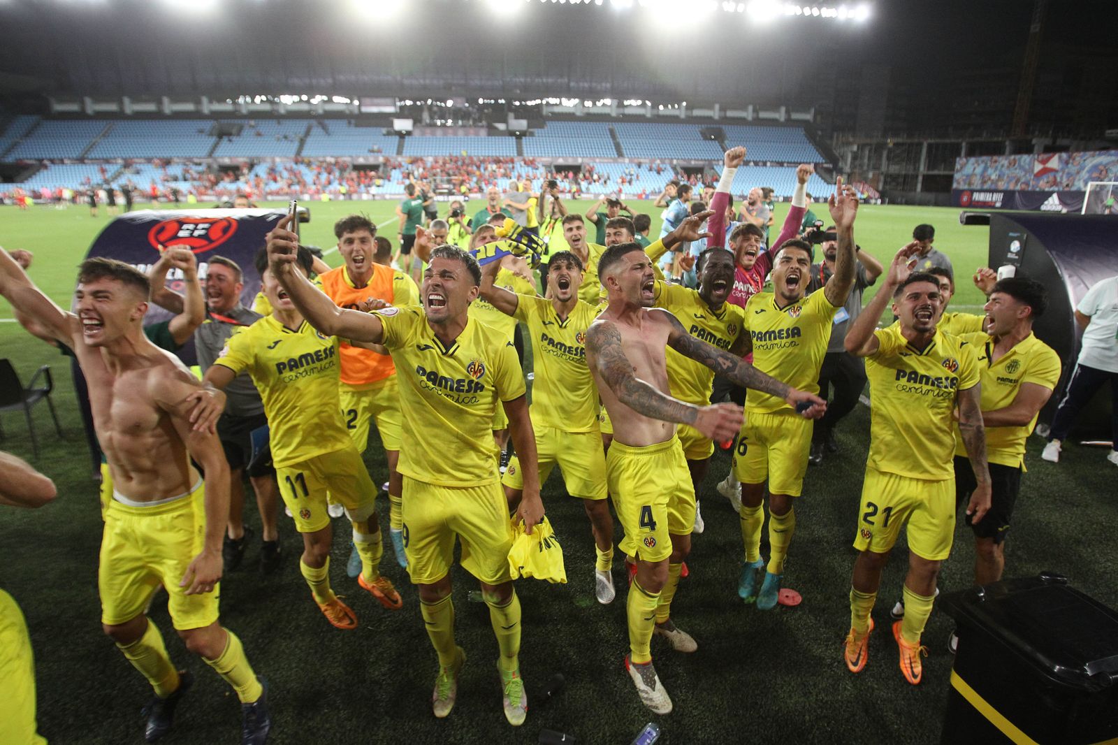 Los jugadores del Villarreal celebran el ascenso.