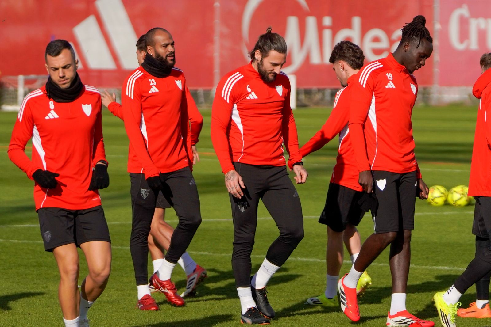 Mendy encabeza un grupo ante Gudelj, Marcao y Joan Jordán.