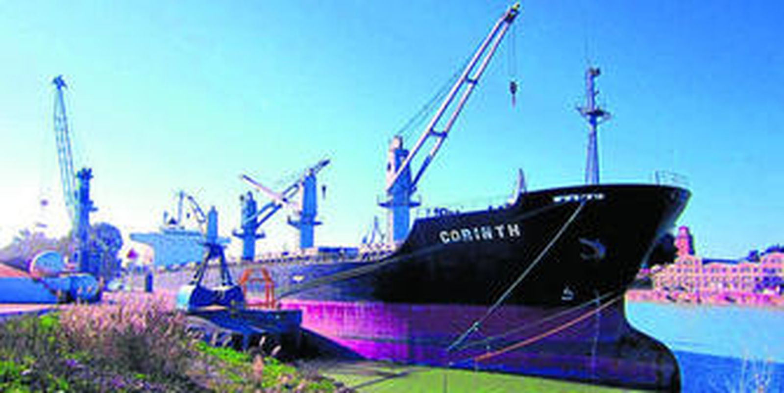 Imagen del 'Corinth' atracado en el Puerto de sevilla.