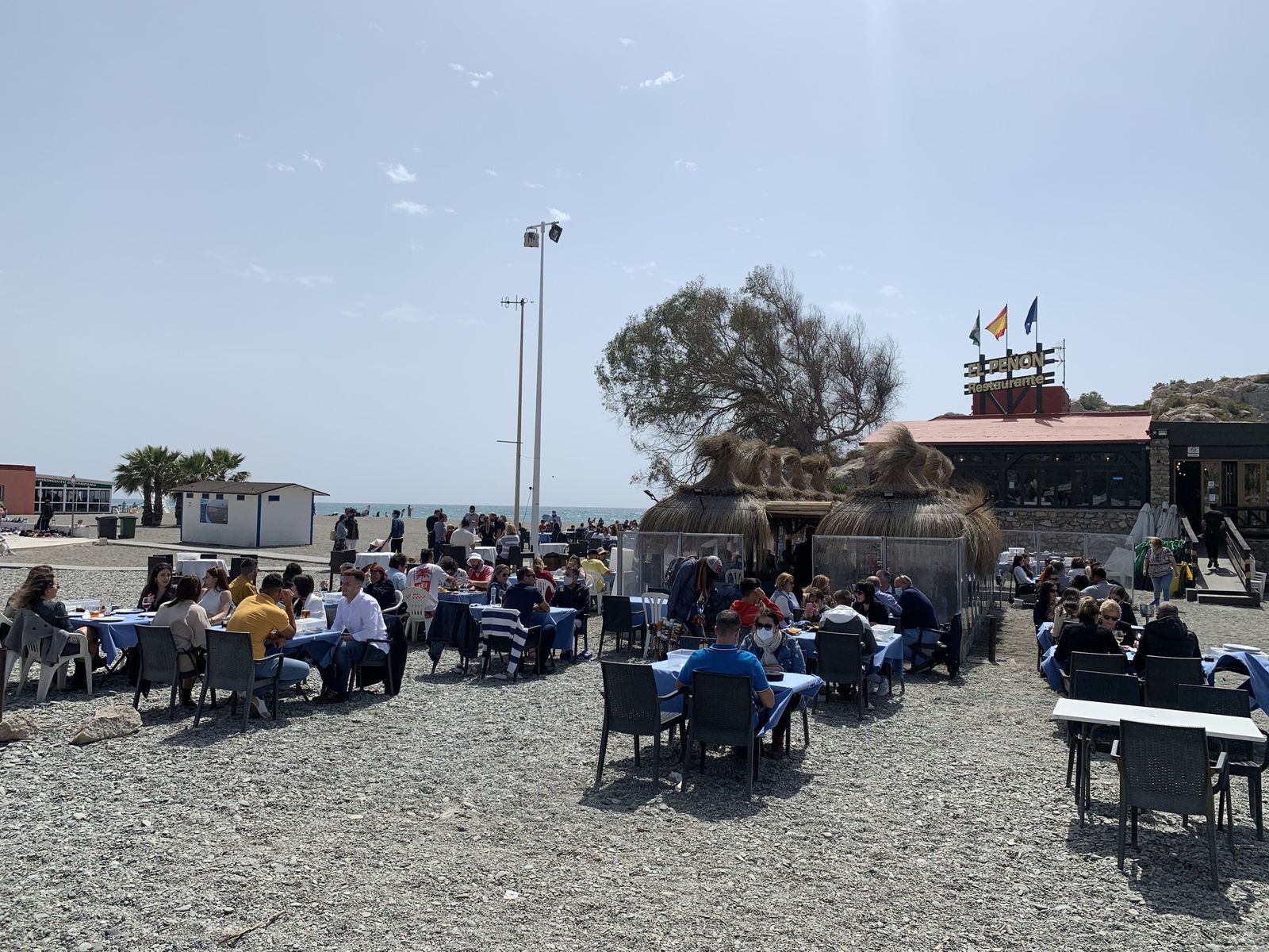 La terraza del Restaurante El Peñón de Salobreña, al mediodía de este Jueves Santo.