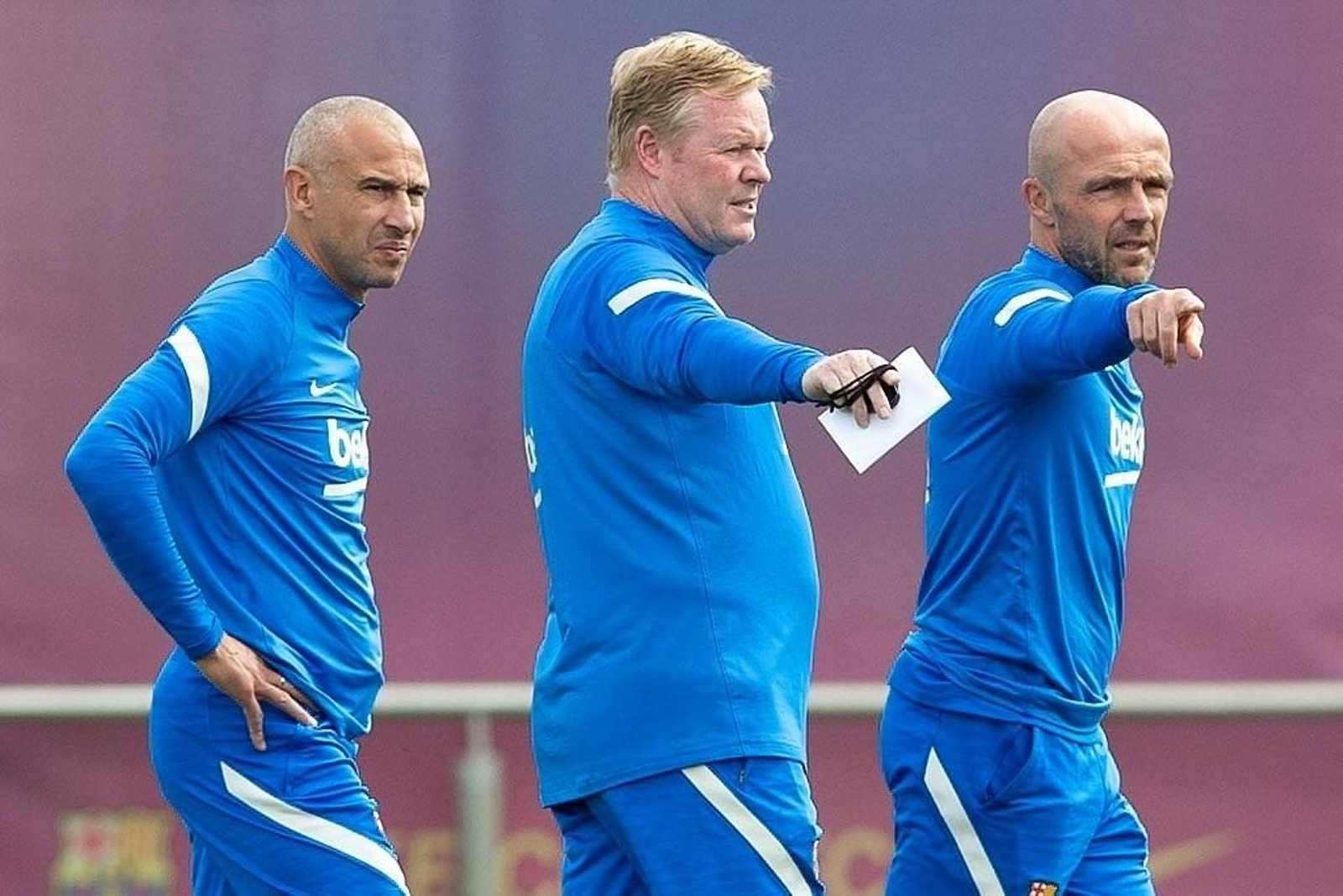 Koeman (c) durante el entrenamiento que el Barcelona realizó el miércoles.