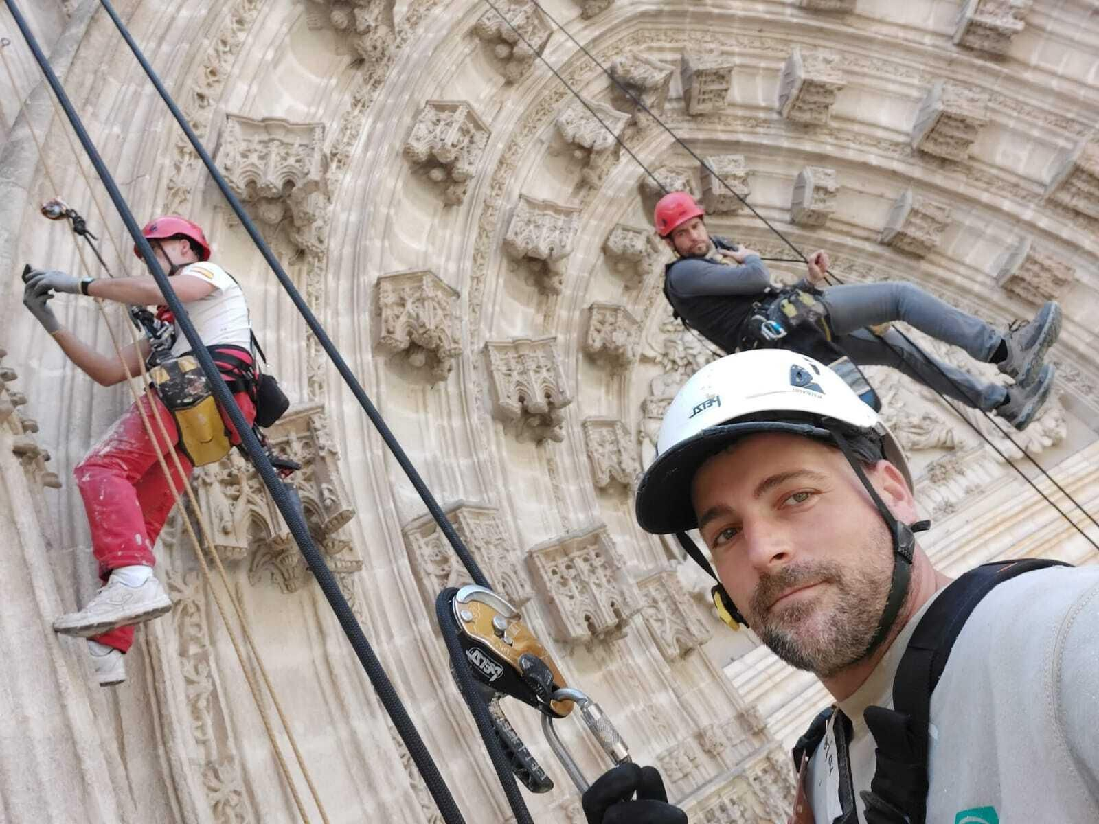 Así se revisan la Catedral de Sevilla y la Giralda desde las alturas