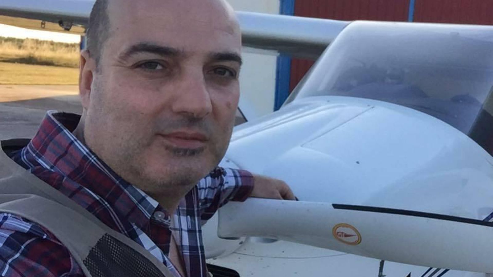 El fotógrado Miguel Ángel Moncada, fallecido ayer, junto a un ultraligero.