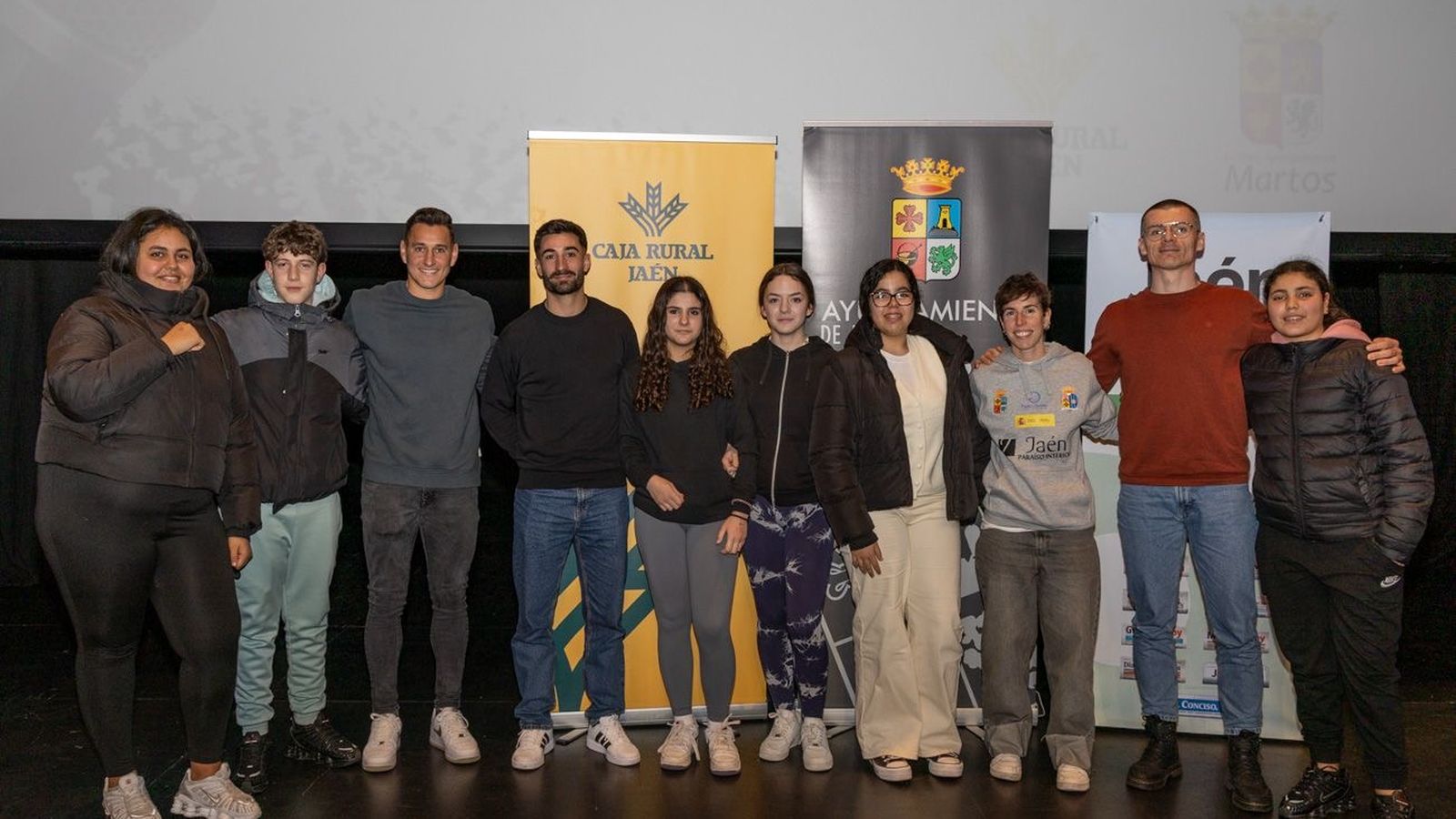 Antonio Caballero, Fran Moreno, Ainoa Haro y Sebastián-Dan Ardelean posan junto a algunos alumnos tras la tertulia.