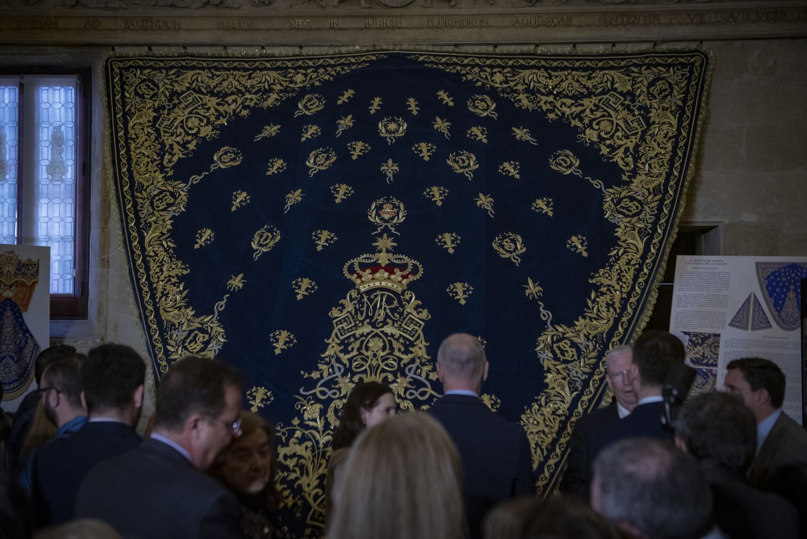 Inauguración de un manto, y el proyecto para el paso de palio de la asociación de fieles del Santo Ángel