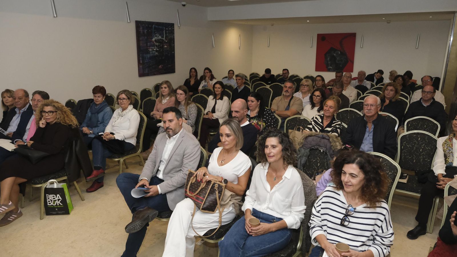Muchos lectores de Santiago Díaz no quisieron perder la oportunidad de escucharlo en el Hotel Catedral.