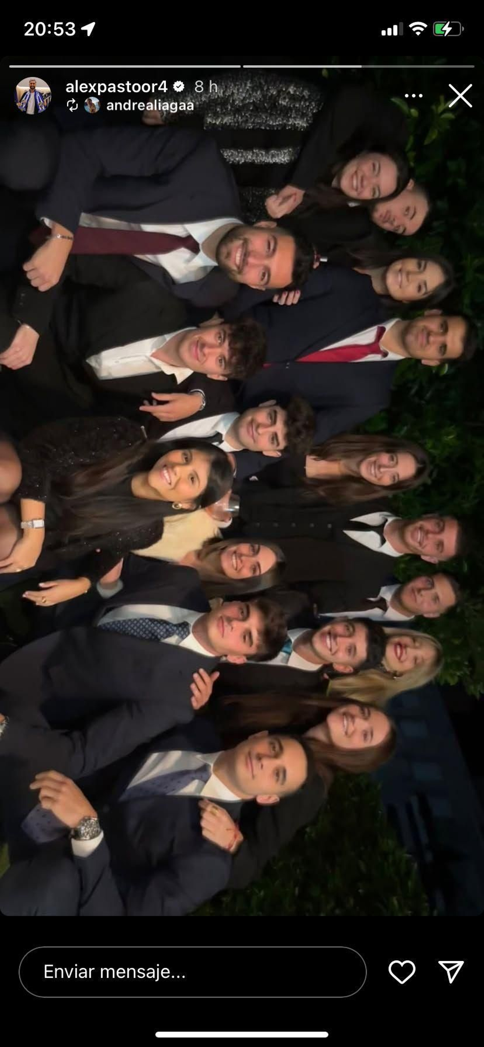 Pastor celebra el fin de año con su grupo de amigos