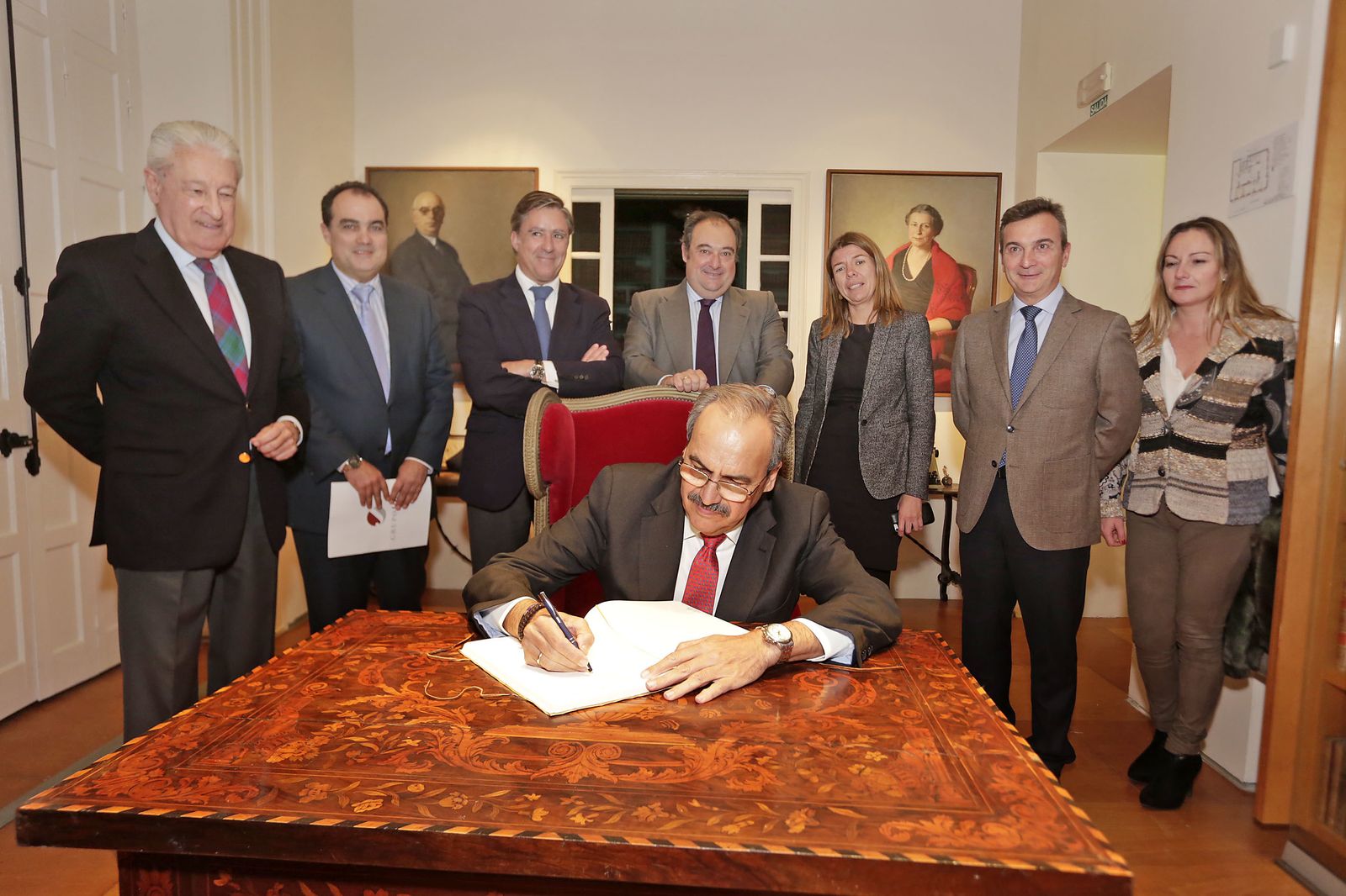 Prudencio Escamilla firma en el libro de honor del Casino en presencia de Miguel Nuche, David Fernández, Manuel Estrella, Tomás Valiente, Mar Díez, de la Fundación Cajasol, el rector de la UCA, Eduardo González Mazo, y Olga de la Pascua, del Consejo Social.
