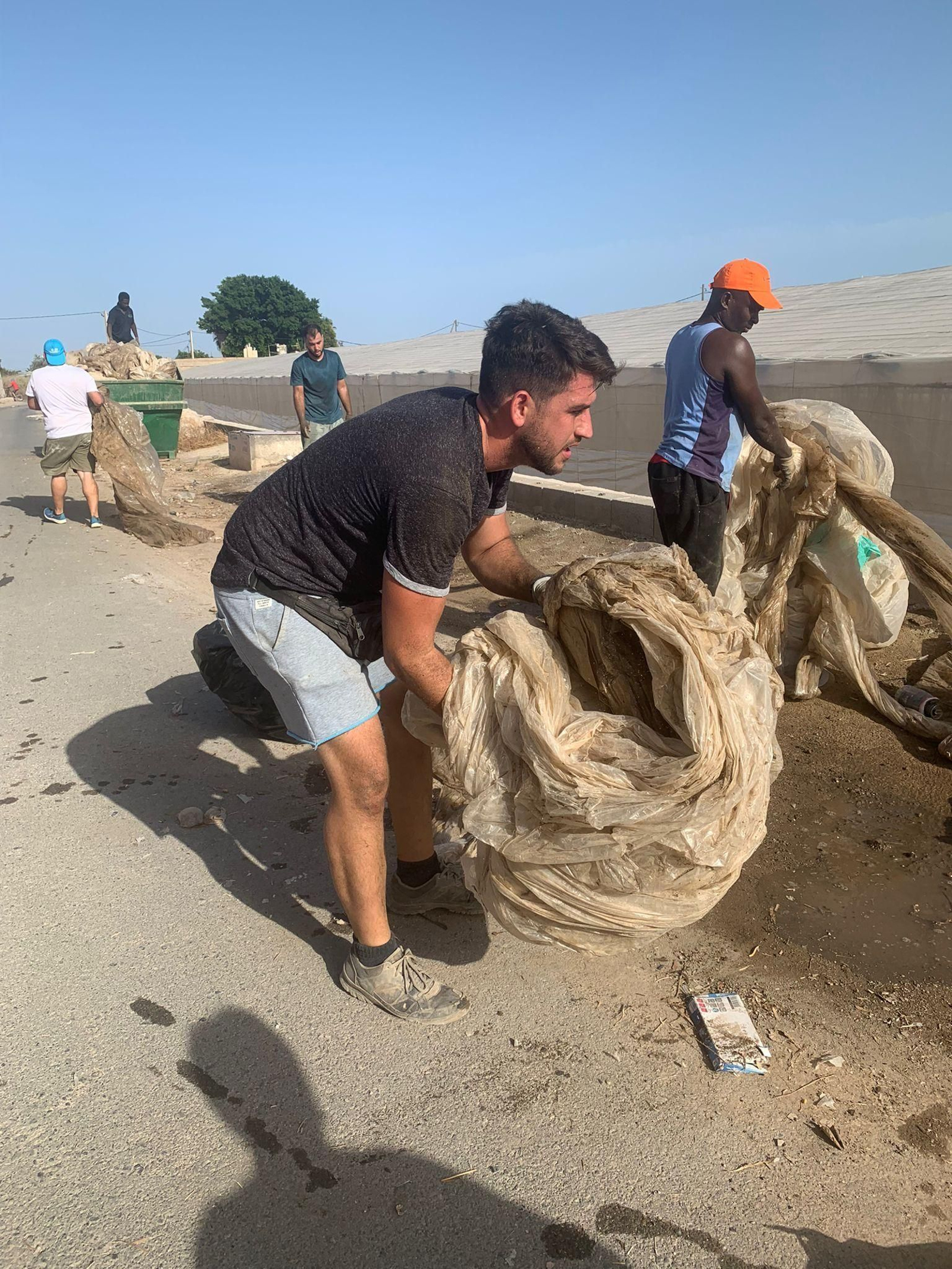 Vecinos de Camino Sifón retiran plásticos y basuras Vecinos de Camino Sifón retiran plásticos y basuras