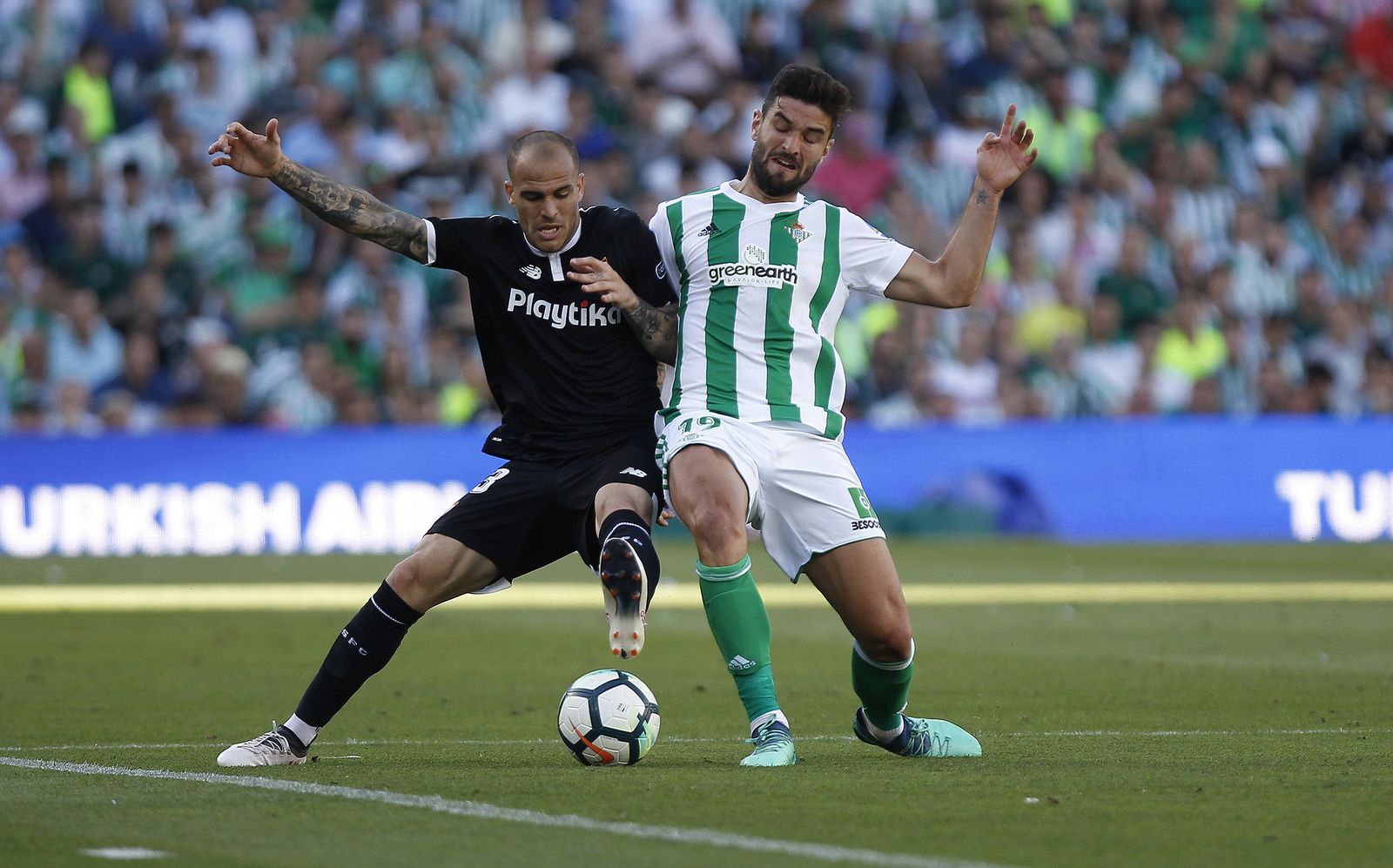 El sevillista Sandro trata de hacerse con un balón ante la presión del lateral bético Barragán.
