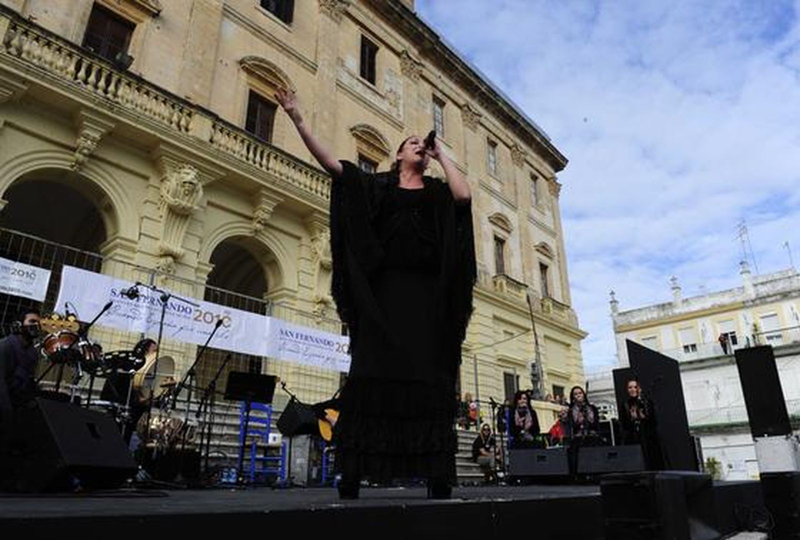 Miles de personas asisten al concierto navideño que Niña Pastori ofreció en la plaza del Rey de San Fernando. 

Foto: Elias Pimentel