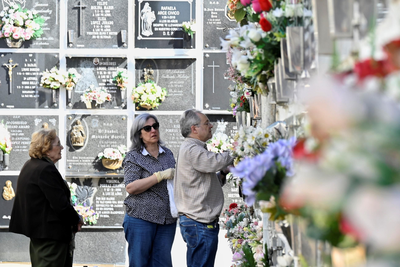Las imágenes del día de Todos los Santos en los cementerios de Córdoba