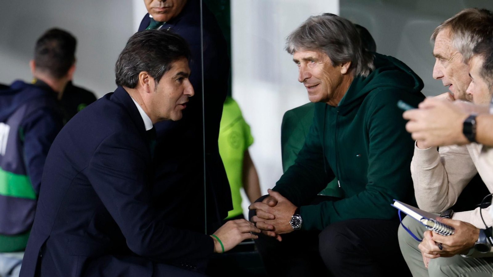 Ángel Haro dialoga con Manuel Pellegrini y su cuerpo técnico.