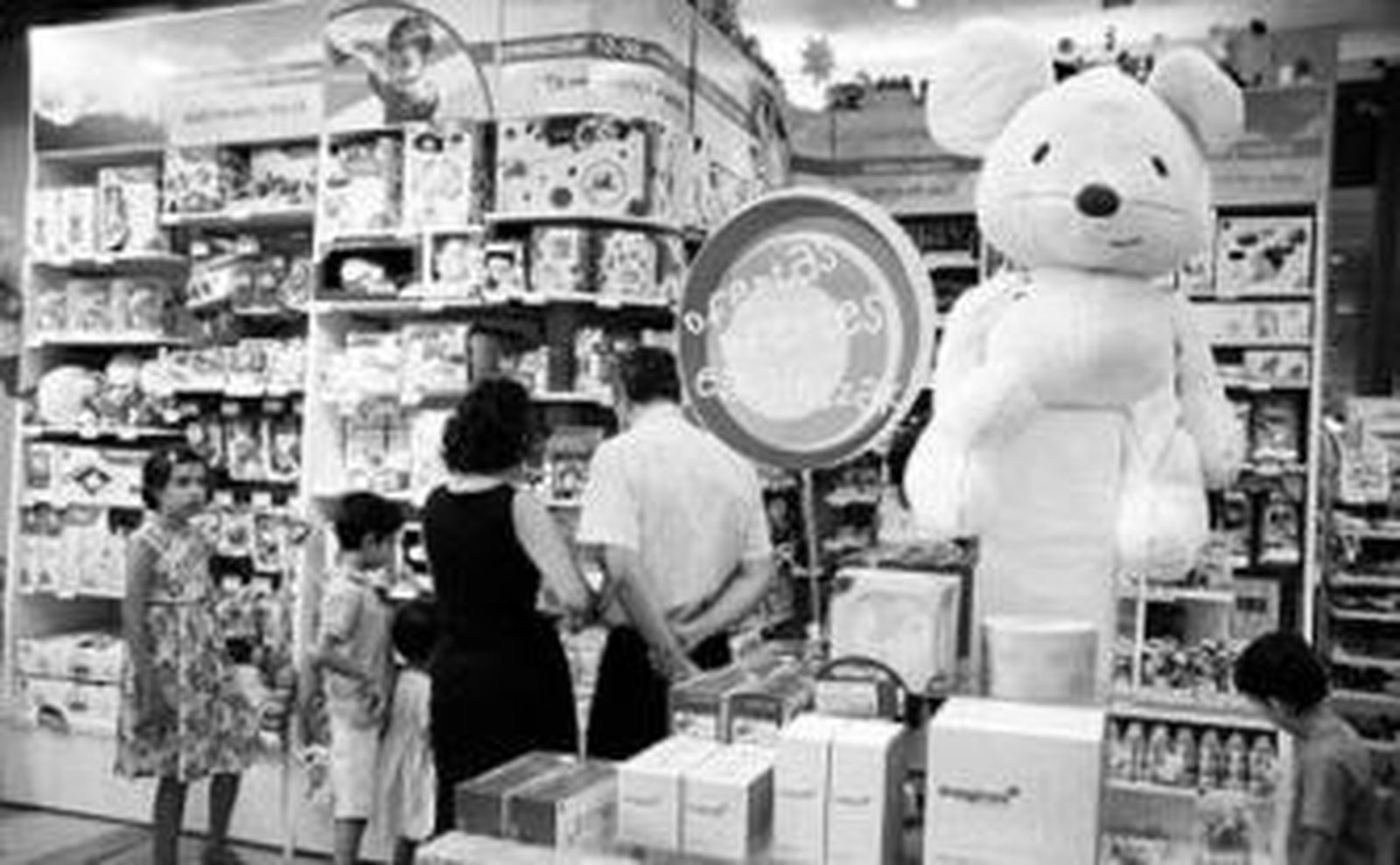 Una familia en el interior de Imaginarium.