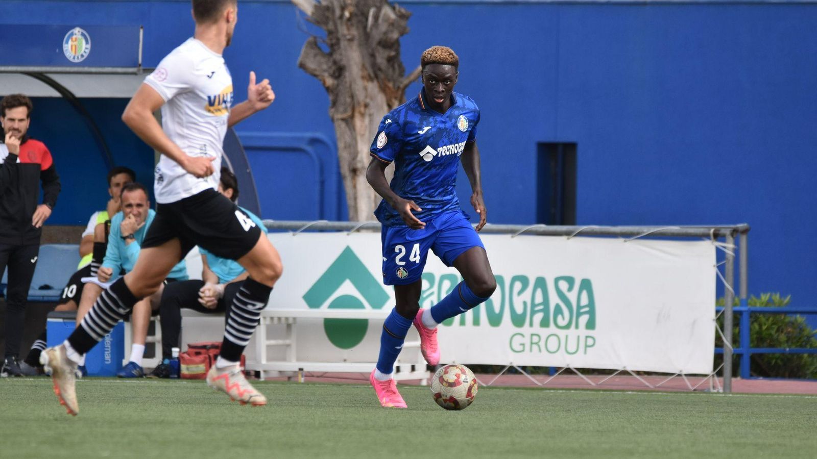 Coba conduce el balón en el duelo contra el Conquense.