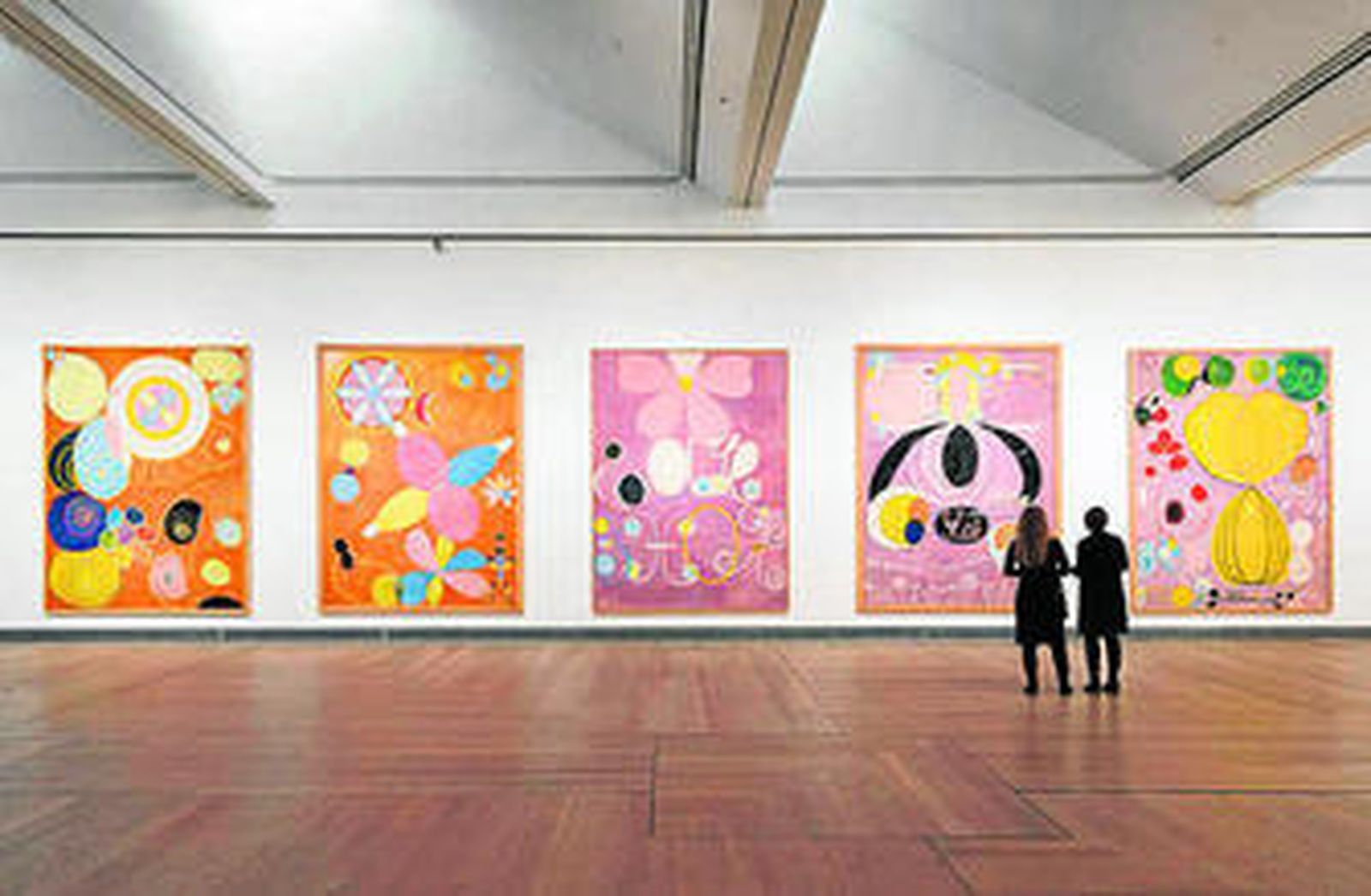 Varias obras de gran formato de Hilma af Klint en una exposición.