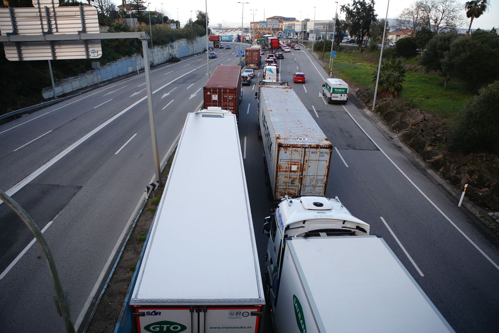 El atasco en la N-357 de acceso norte al Puerto de Algeciras.