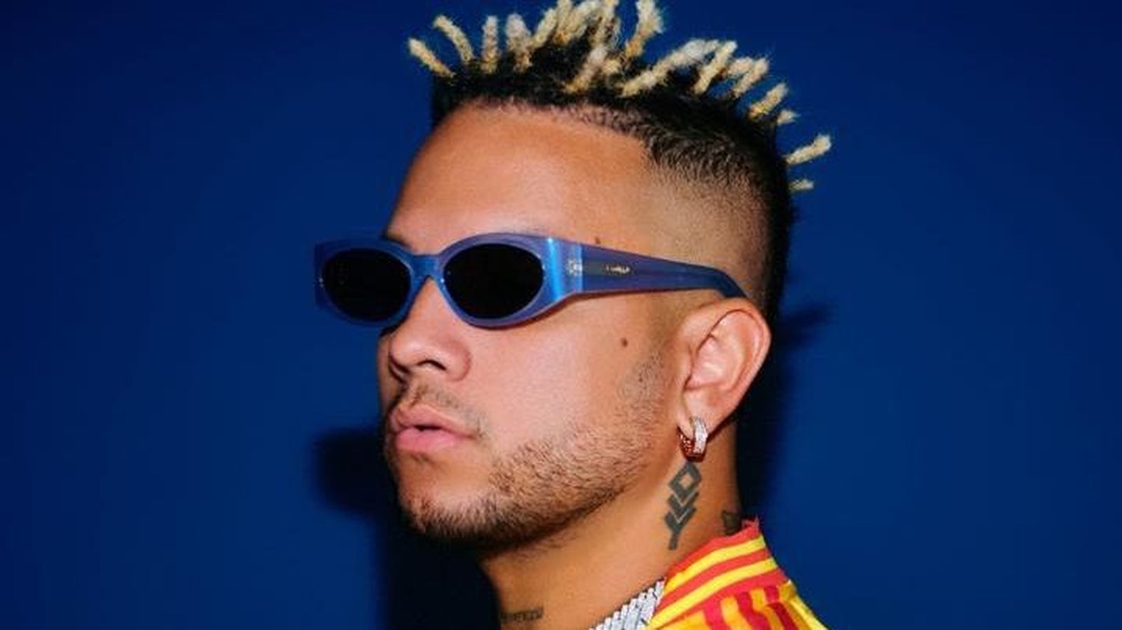 detalle del cartel del gurú del sonido urbano moderno.