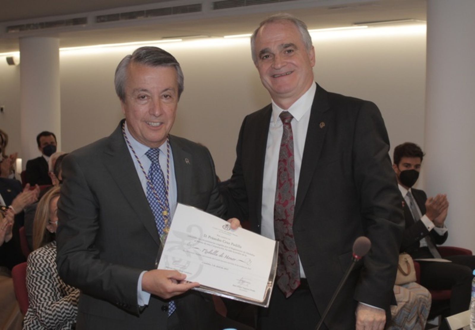 Práxedes Cruz recibe el reconocimiento de manos de Antonio Mingorance.