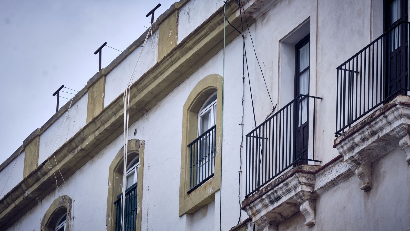 Cables cubriendo una fachada de Cádiz.