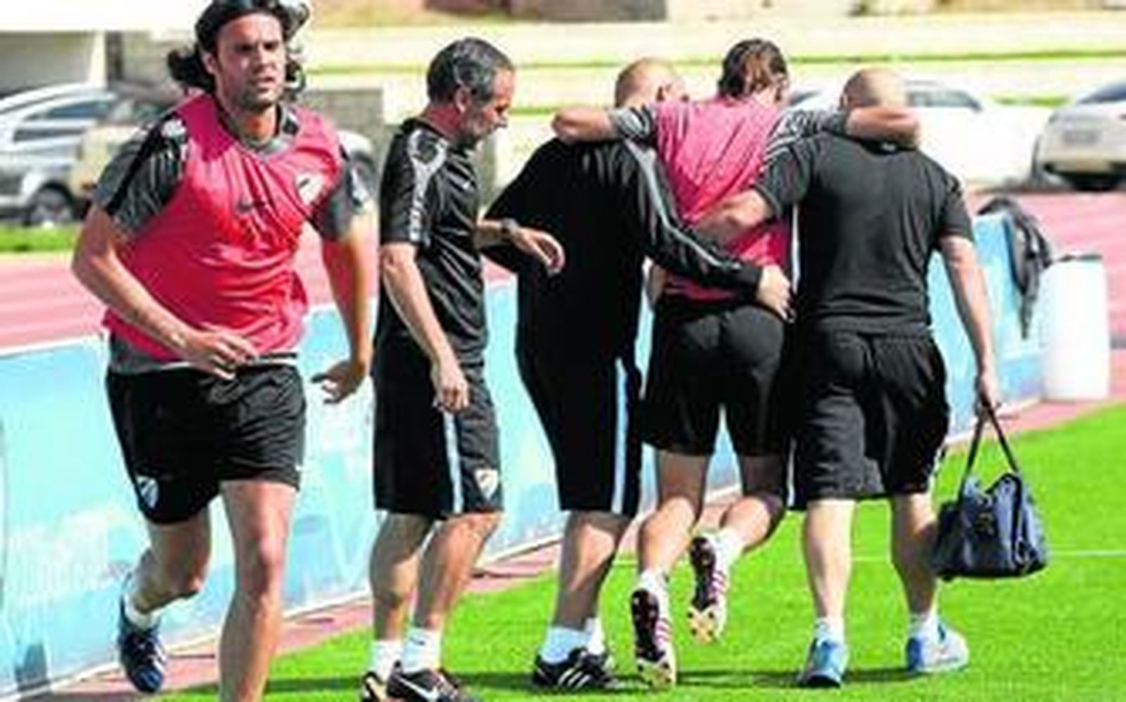 Demichelis es retirado por los servicios médicos del Málaga tras la lesión de ayer.