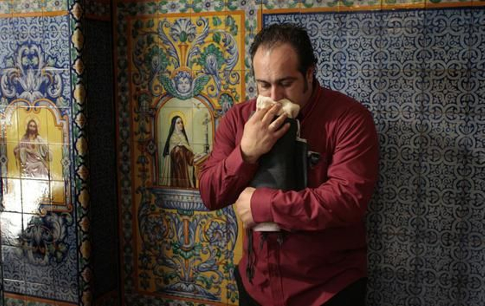 Un costalero de San Gonzalo lamenta la decisión de su hermandad de no salir.

Foto: Juan Carlos Muñoz