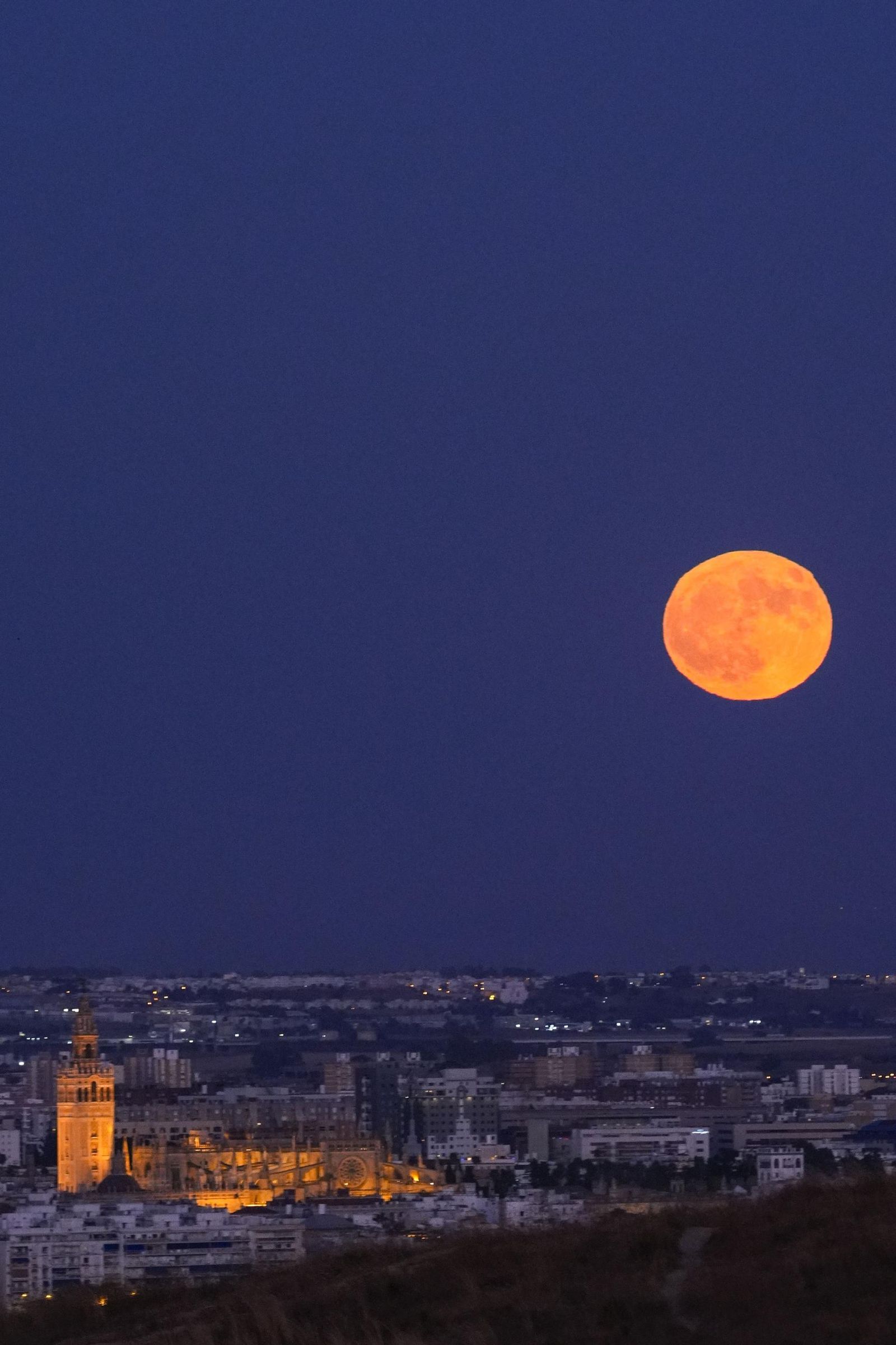 La Superluna azul captada en diferentes partes del planeta: un disfrute visual de la Luna del Esturión