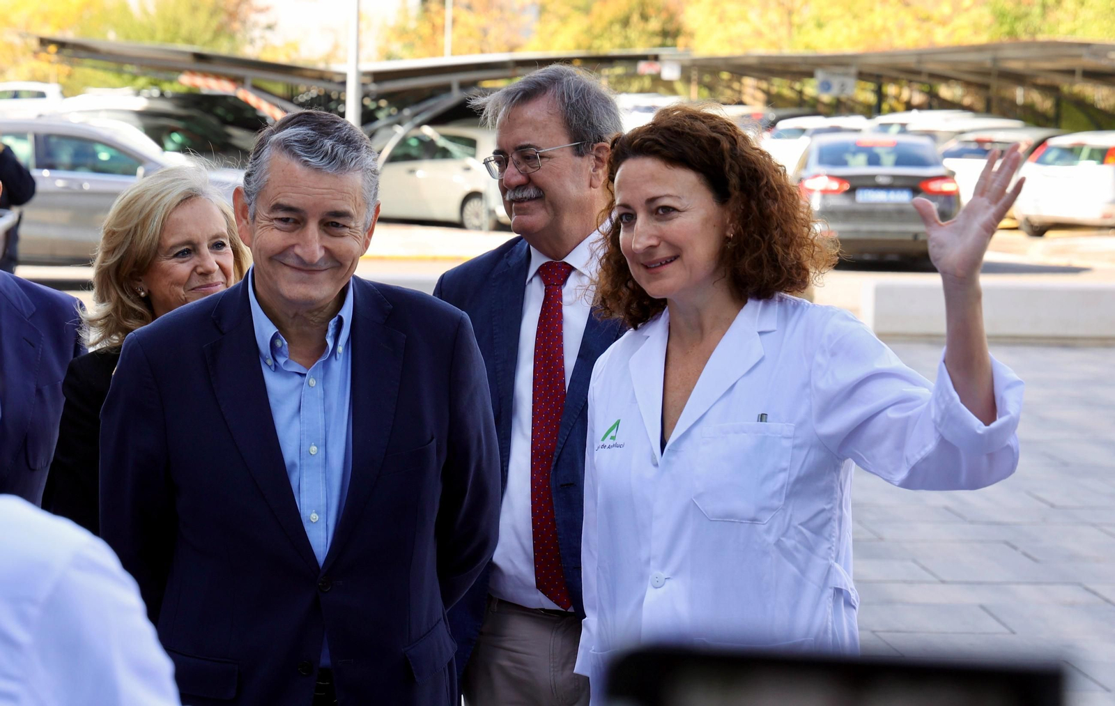 El consejero de Sanidad, Antonio Sanz, junto a la gerente del Hospital Virgen del Rocío, Nieves Romero.