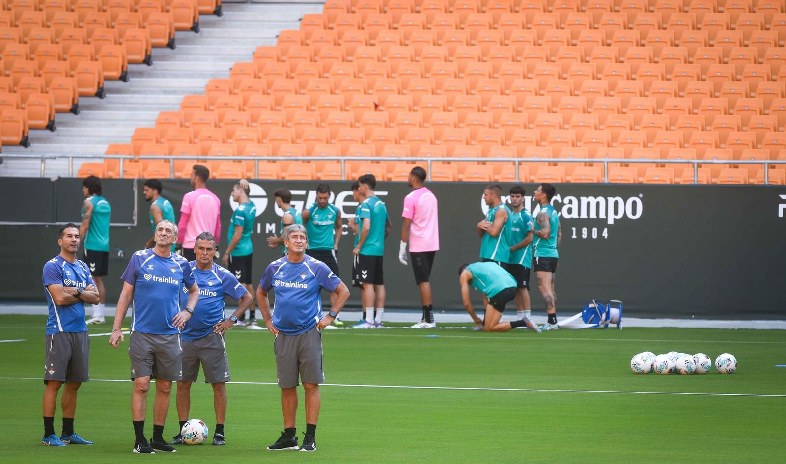 Imágenes del primer entrenamiento del Betis en el Estadio de la Cartuja