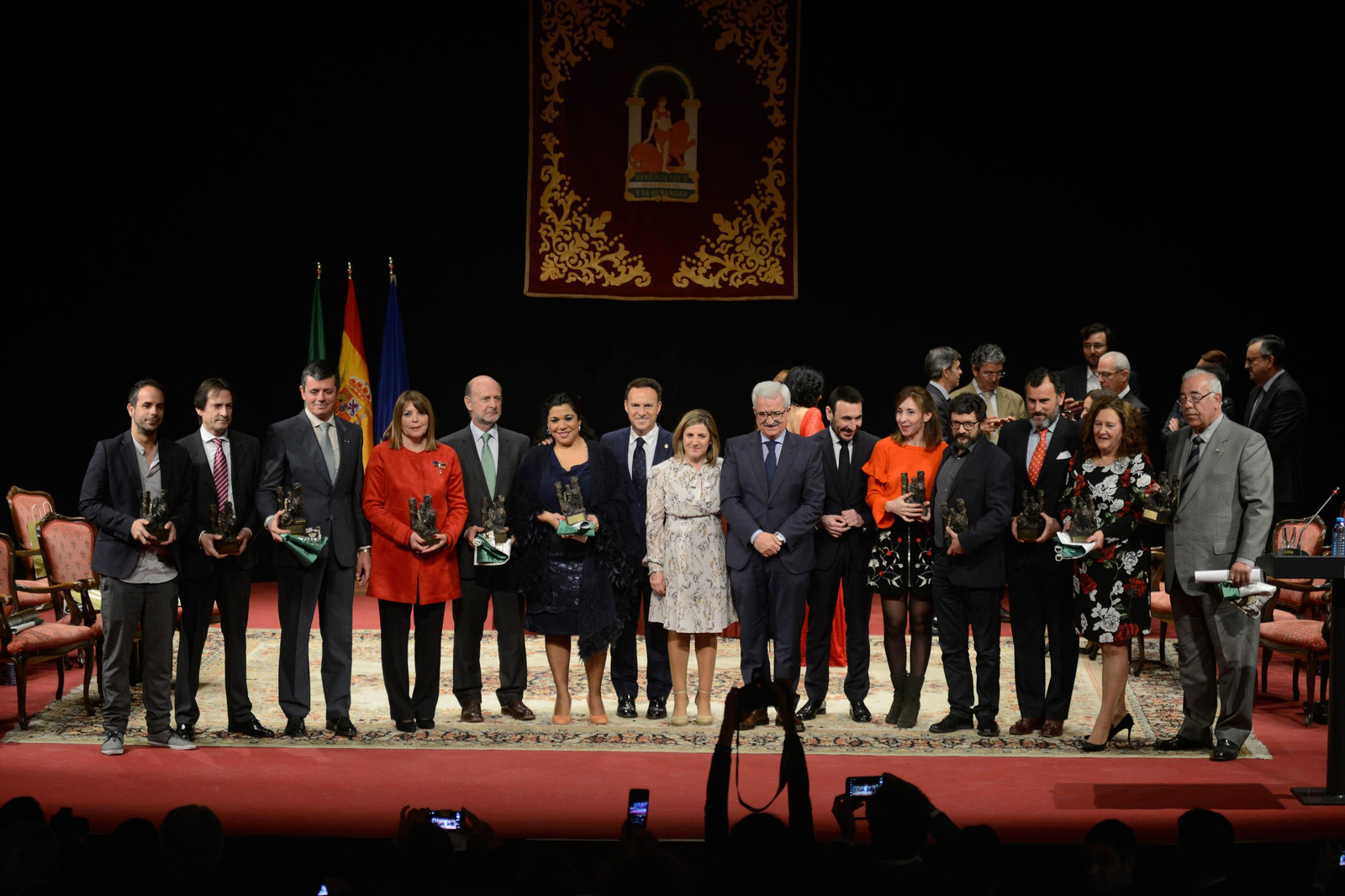 Las diferentes autoridades que asistieron al acto junto con las once personalidades, empresas e instituciones de la provincia o relacionados con ella que fueron galardonados.