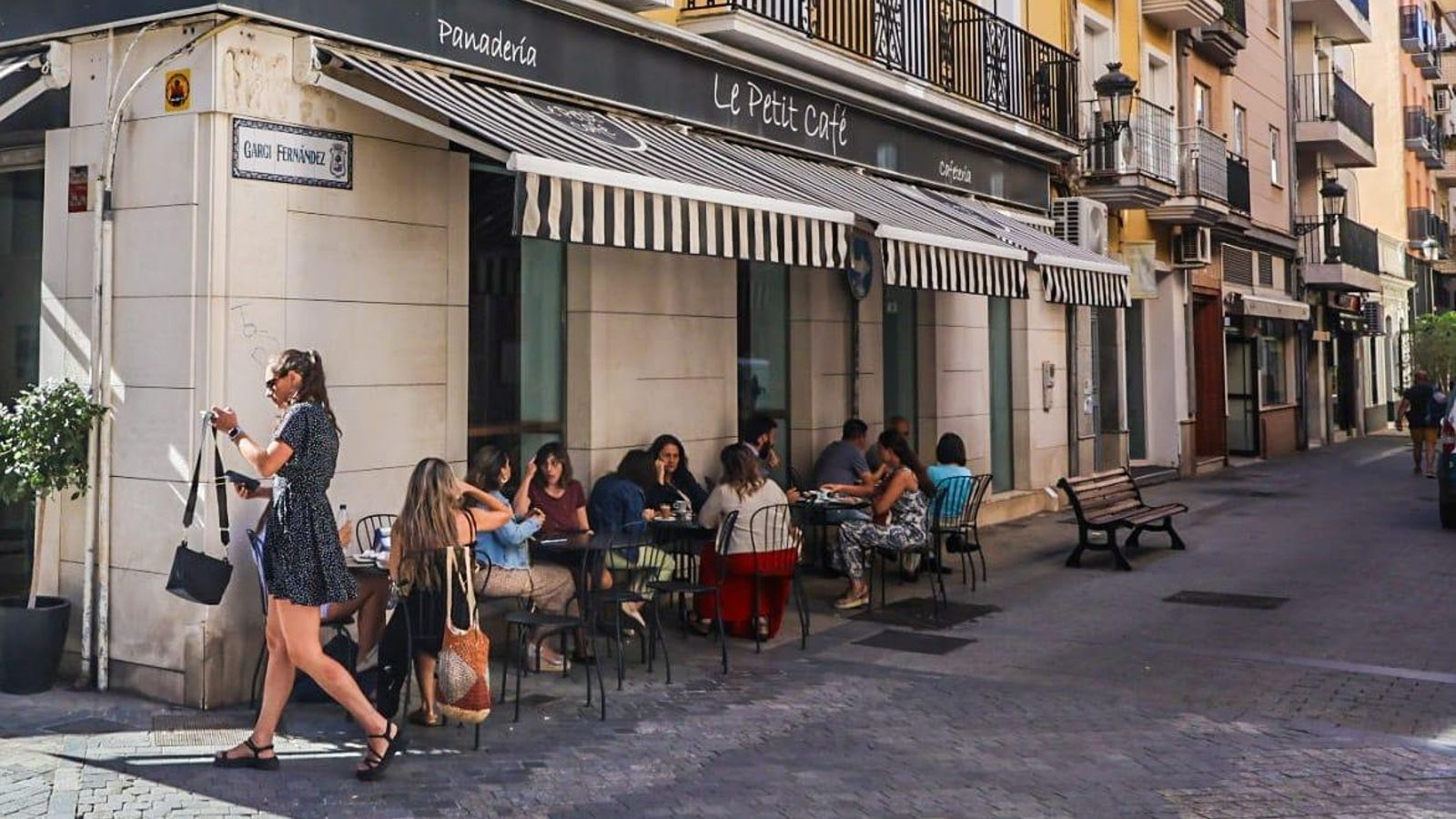 El nuevo rótulo de la calle y las personas charlando