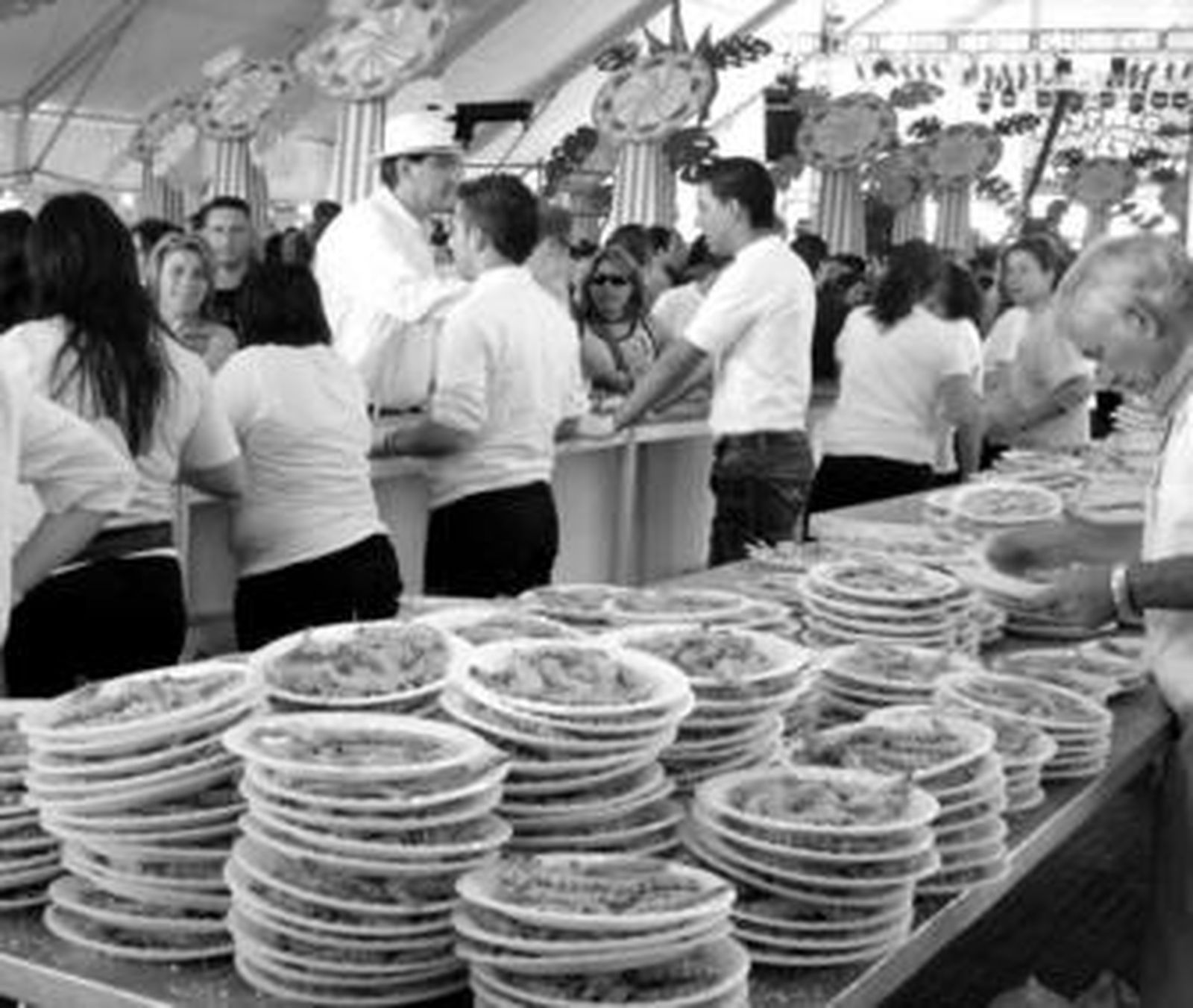 Miles de personas aciden cada año a la Feria del Marisco y la Gamba de la Costa.