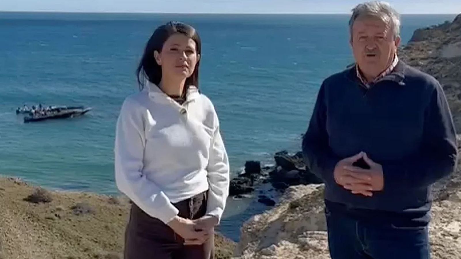 El alcalde y una edil de Pulpí junto a varias narcolanchas en la costa pulpileña.