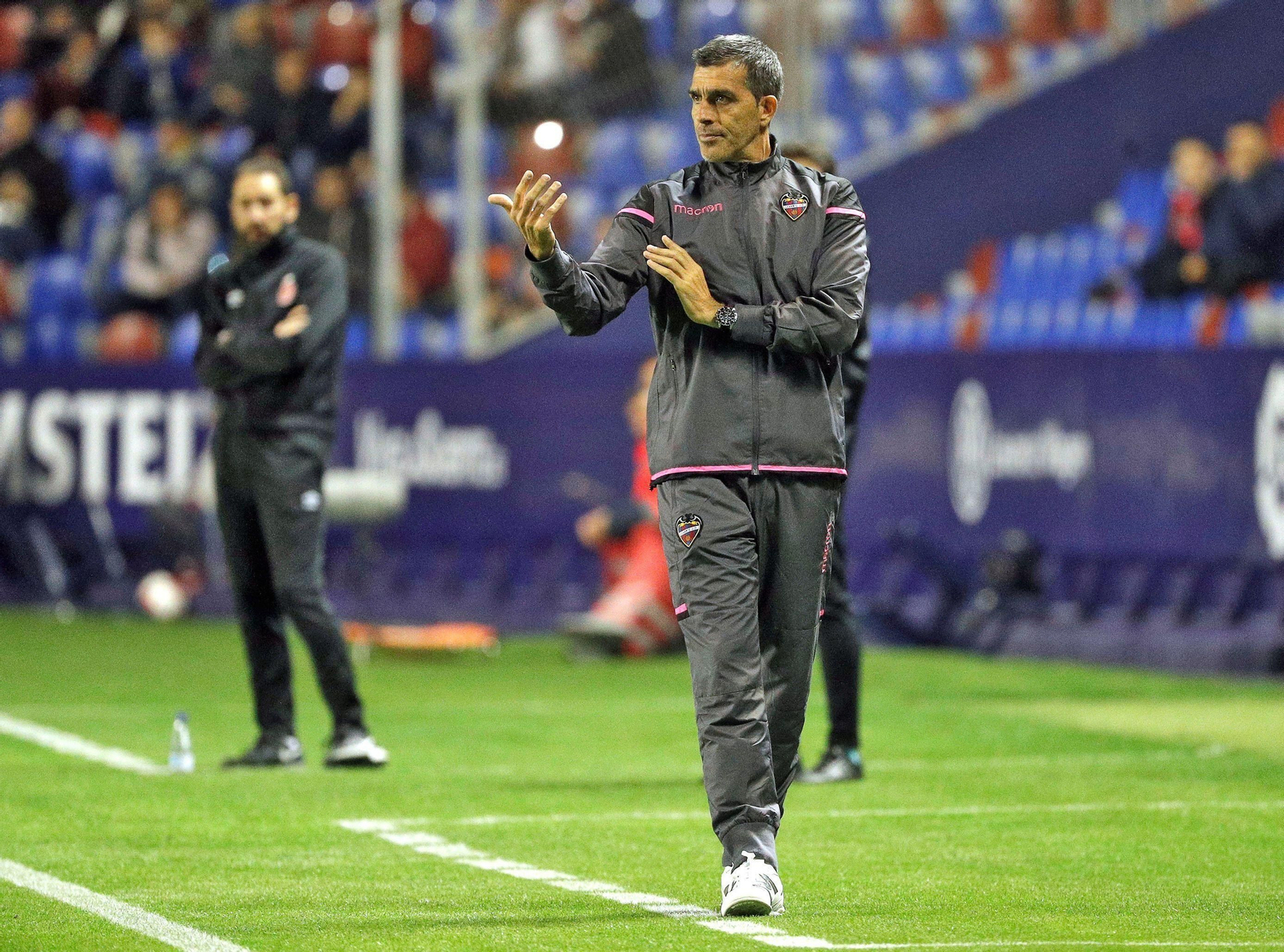 Juan Ramón Muñiz da instrucciones a sus jugadores en el Levante-Girona de Copa del Rey, el pasado 28 de noviembre.