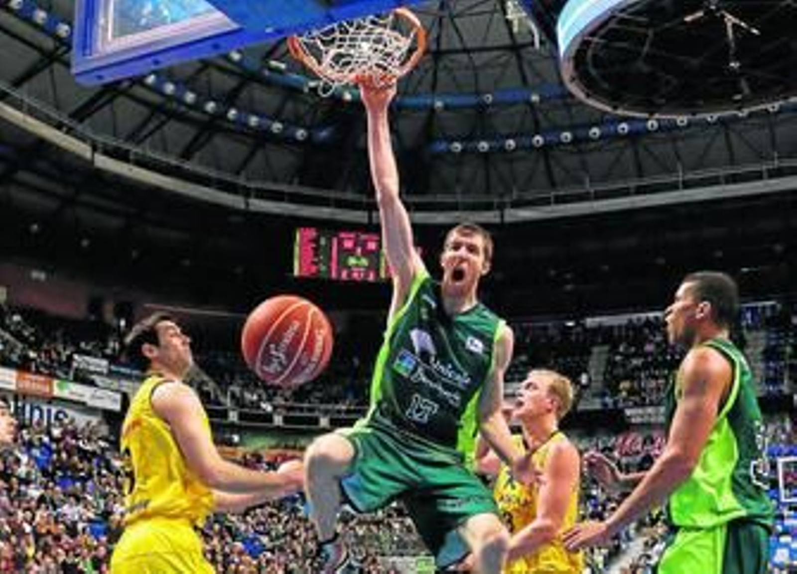 Fran Vázquez machaca el aro en el partido ante el Iberostar Tenerife.