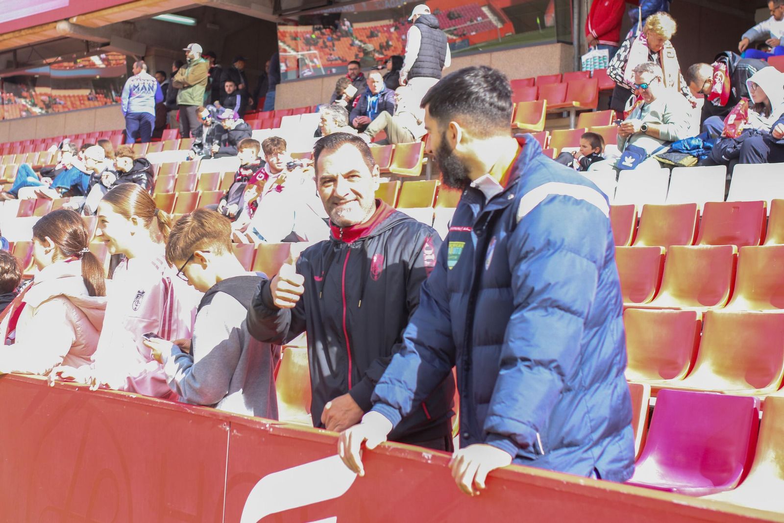 Encuéntrate en la grada de Los Cármenes en el Granada-Sporting