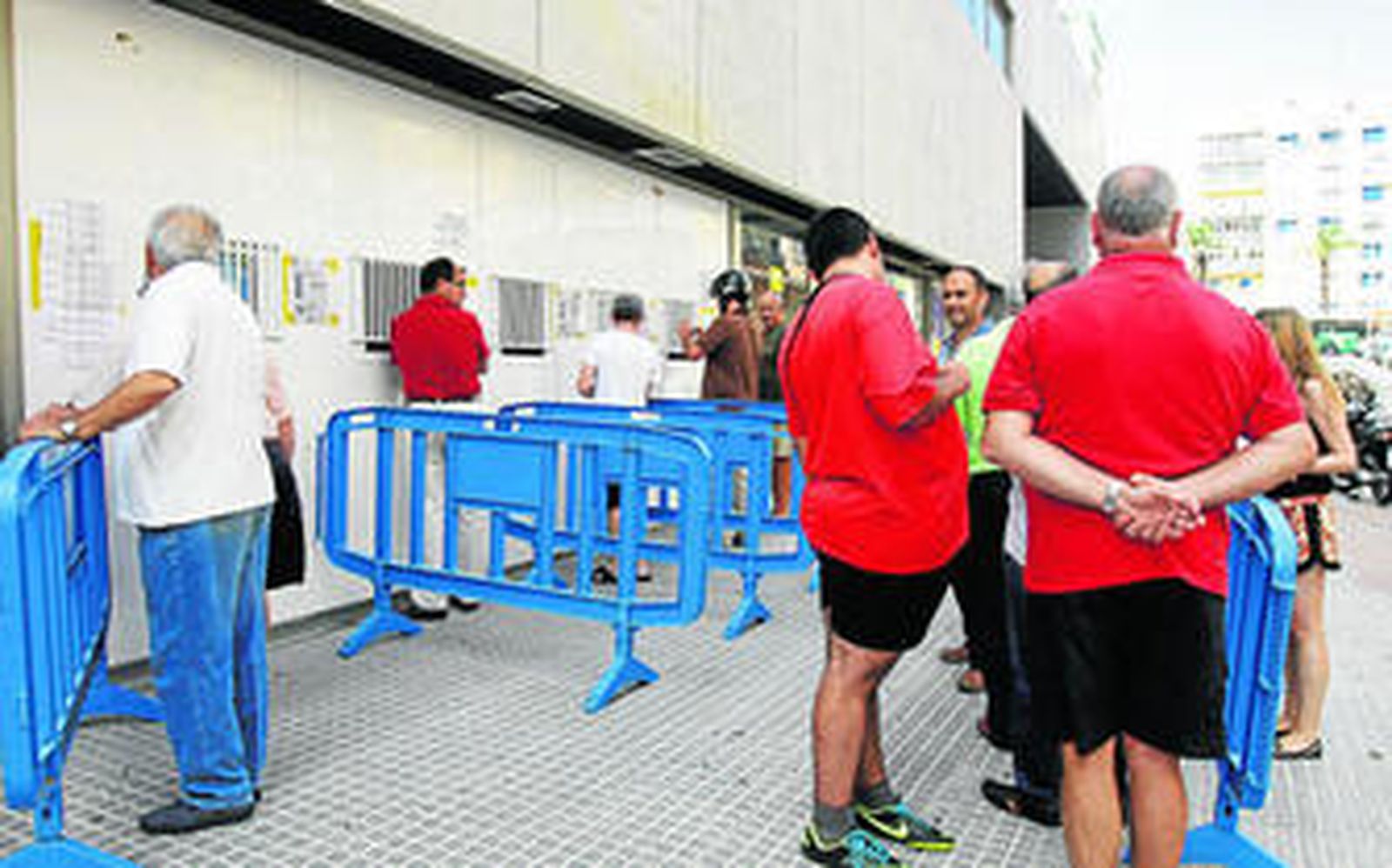 Pequeñas colas de aficionados en el arranque de la campaña de abonados.