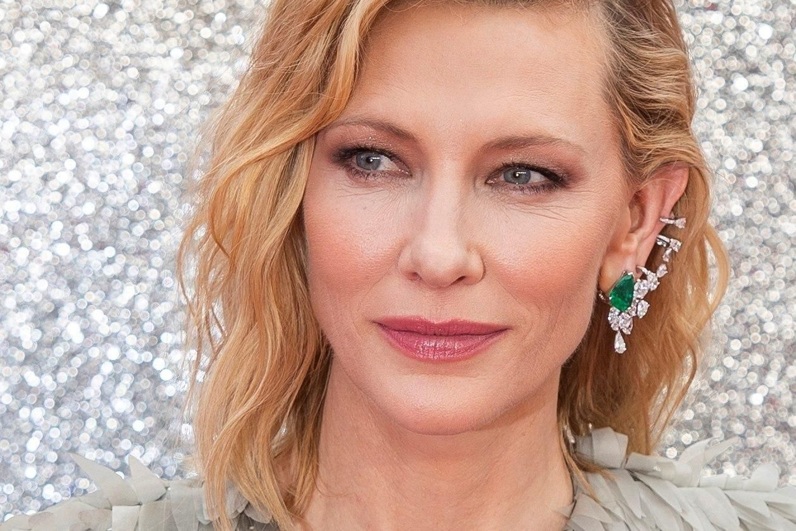 Cate Blanchett ha apostado por dos piezas y lleva unos elegantes pantalones negros con uno de los famosos tops de Louis Vuitton Resort 2019, en plumas de tejido gris ceñido a la cintura con un cinturón negro. La australiana le da un toque de personalidad extra al outfit con un pendiente earcuff de pedrería.