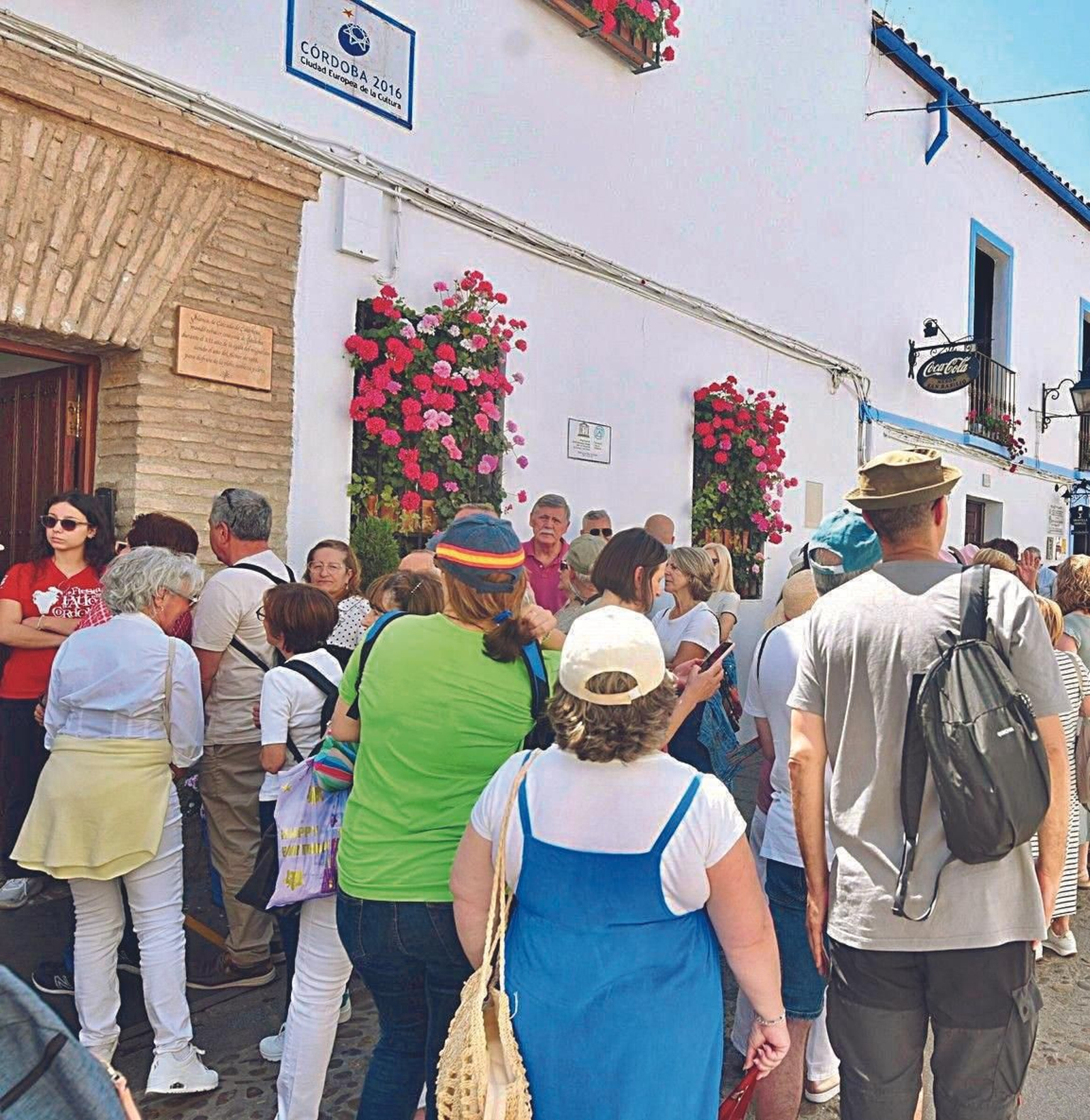 Aglomeración a la entrada de una casa-patio en Alcázar Viejo.