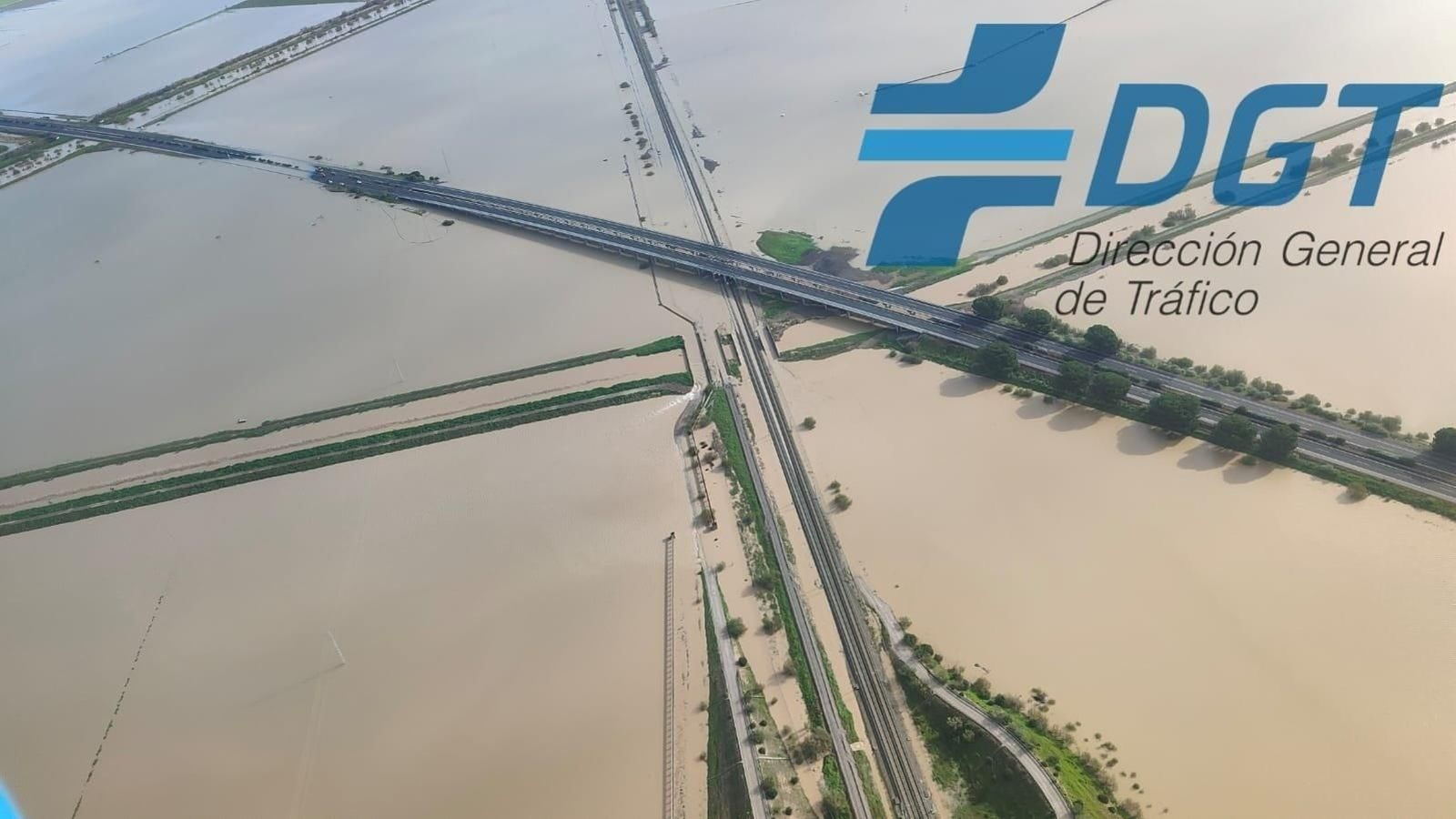Cortados 32 kilómetros de la autopista AP4 en Sevilla por acumulación de agua en la vía. Cortados 32 kilómetros de la autopista AP4 en Sevilla por acumulación de agua en la vía.