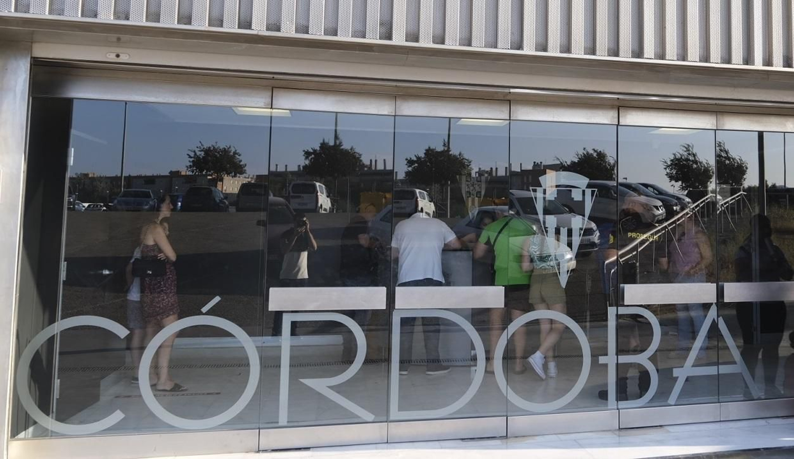 Imagen de la puerta de entrada de las oficinas de El Arcángel.