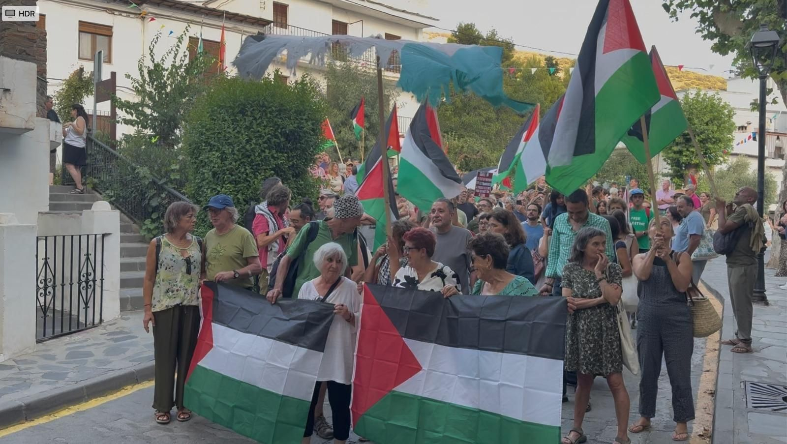 Algunos de los manifestantes por las calles de Capileira