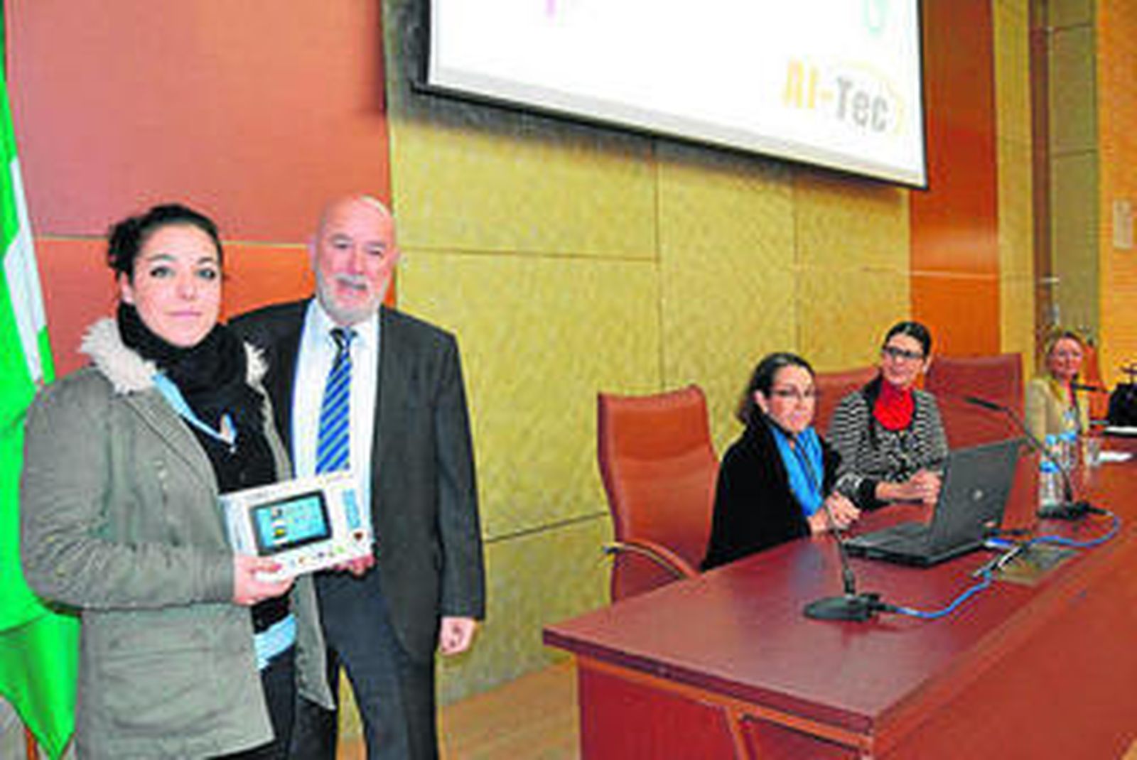 Macarena Hernández junto al rector Pedro Molina.