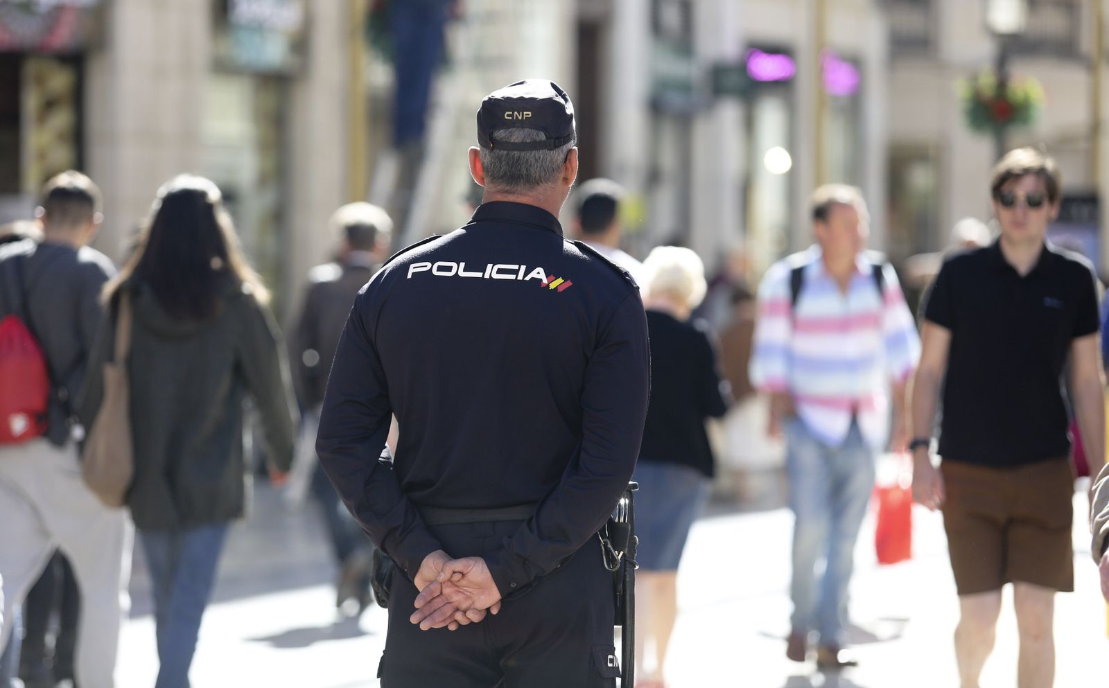 Un agente de la Policía, mientras patrullaba ayer por el Centro de Málaga.