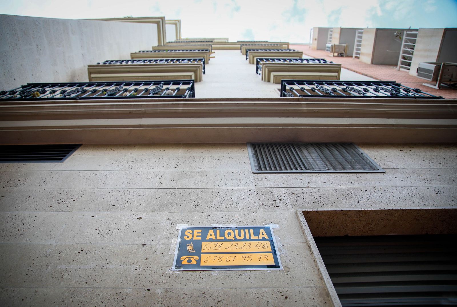 Cartel de una vivienda en alquiler en Almería.