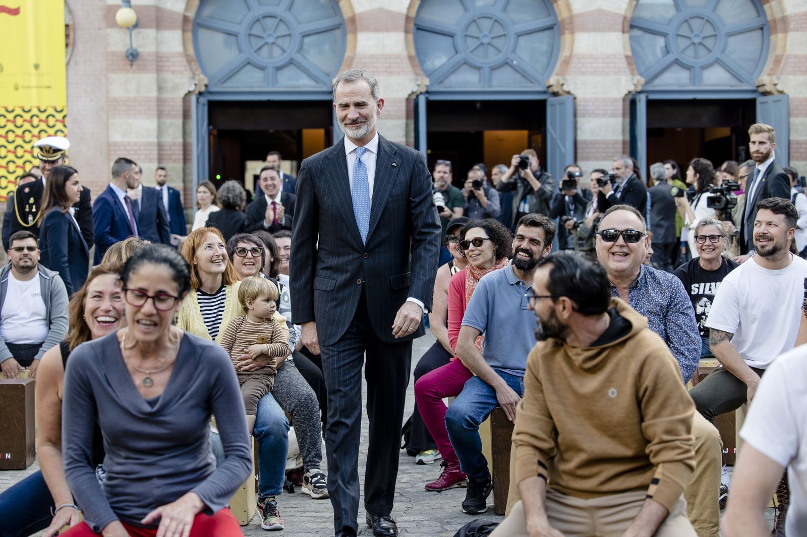 Las imágenes del Rey tocando el cajón en el Congreso de la Lengua de Cádiz