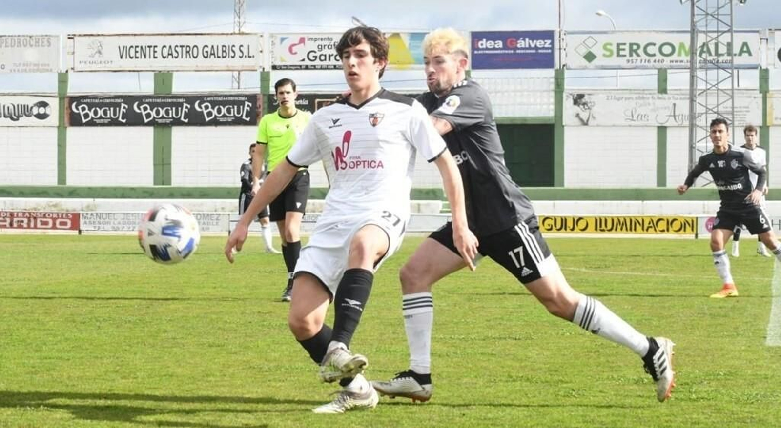 Migue Sánchez controla el balón en un lance del duelo ante el Utrera.